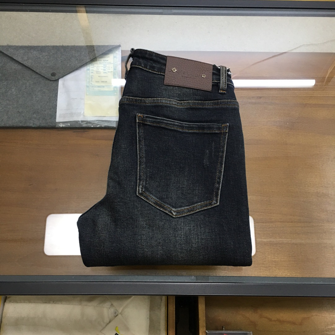 NO:512592,New denim [L.v] High-end customization, the latest jeans in 2025 autumn and winter, released at the counter simultaneously, original custom reproduction, customer-supplied hardware and accessories, original quality, imported fixed-color denim fabric, heavy-industrial washing, fine workmanship and excellent upper body!  Preferred single items: 29-38, 37, jeans, alexander wang19860909新品牛仔【L.v】 高端定制、2025秋冬最新款牛仔裤 柜台同步发售 原版定制复刻 客供五金辅料 原单品质 进口固色牛仔面料 重工洗水 做工走线精细 上身绝佳！优选单品 码数29-38无37,,jeans,alexander wang,Men's clothing