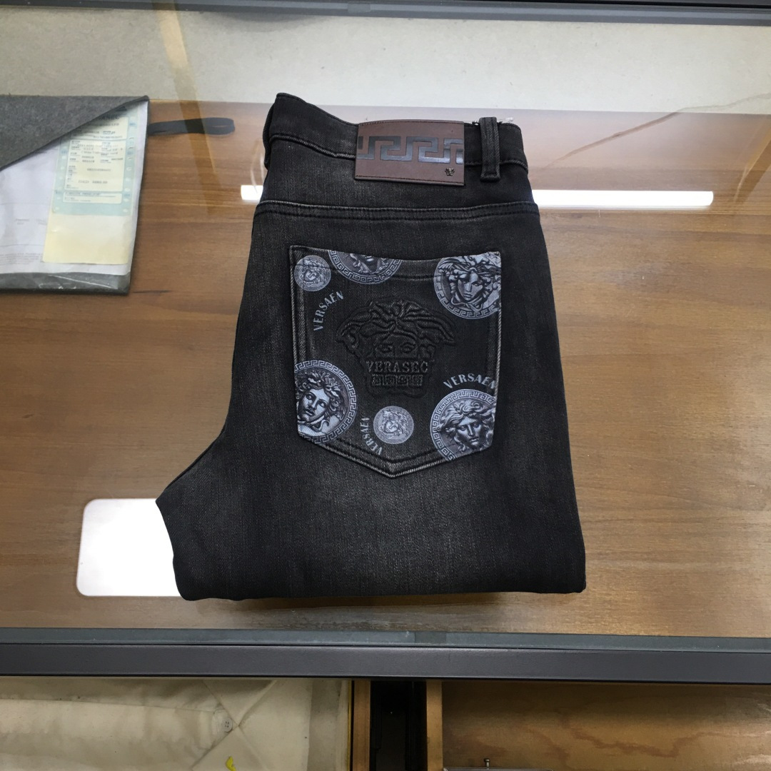 NO:512582,New denim 【Versac】 High-end customization, the latest jeans in autumn and winter 2025, released at the counter simultaneously, original custom reproduction, customer-supplied hardware and accessories, original quality, imported fixed-color denim fabric, heavy-industrial washing, fine workmanship and excellent upper body!  Preferred single items: 29-38, No 37, versace, jeans, alexander wang19860909新品牛仔【Versac】 高端定制、2025秋冬最新款牛仔裤 柜台同步发售 原版定制复刻 客供五金辅料 原单品质 进口固色牛仔面料 重工洗水 做工走线精细 上身绝佳！优选单品 码数29-38无37,,versace,jeans,alexander wang,Men's clothing