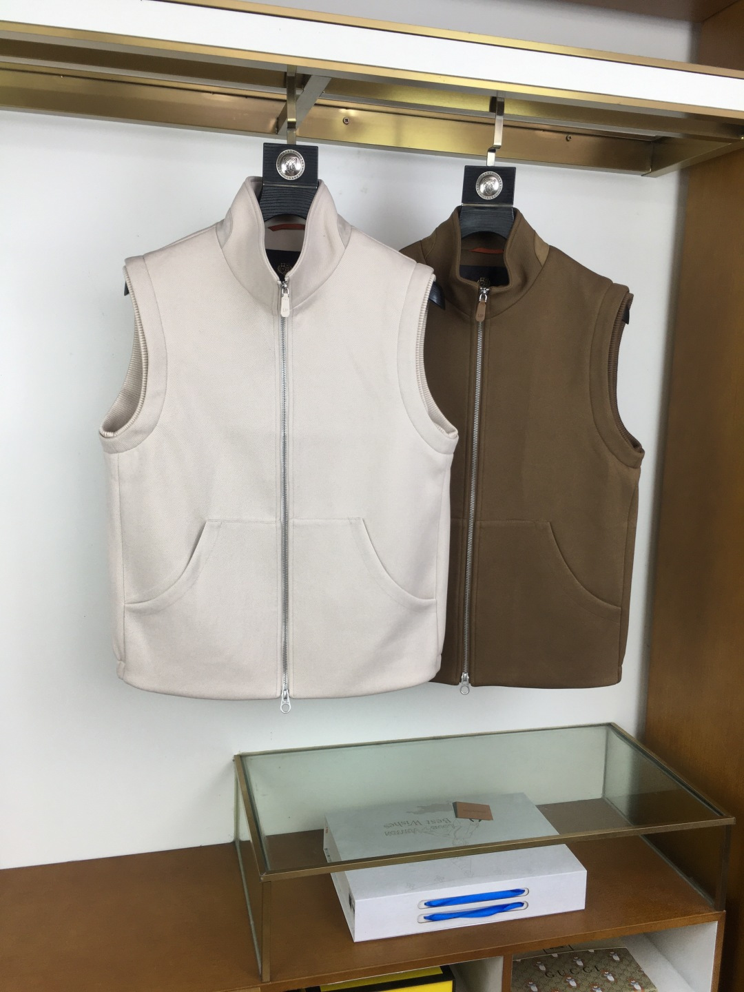 NO:513830,New counter product [LP] High-version 2025SS autumn and winter new vest jacket. Latest style. Customized counter fabric is soft and skin-friendly, anti-wrinkle and stylish, comfortable on the upper body; the chest is decorated with brand logo, which is highly recognizable; stand-up collar design, business and casual merger; polyester fiber lining, full of high-end sense; a vest suitable for many occasions, not picking the age of age. [Color] Beige Khaki Black Brown Dark Blue [Size] 48-56 48 48 62 Shoulder width 42 Bust 102 50 63 Shoulder width 43 Bust 106 52 64 Shoulder width 44 Bust 110 54 65 Shoulder width 45 Bust 114 56 66 Shoulder width 46 Bust 118,,loro piano, jackets & coats,alexander wang19860909专柜新品【LP】高版本 2025SS秋冬新款马甲外套.最新款.专柜定制面料软糯亲肤,抗皱有型,上身舒适；胸前饰以品牌logo,辨识度极高；立领设计,商务与休闲兼并；聚脂纤维内衬,高级感满满；一款适合多种场合,不挑年纪的马甲.【颜色】米色 卡其色 黑色 棕色 深蓝【码数】48-56 48衣长62肩宽42胸围102 50衣长63肩宽43胸围106 52衣长64肩宽44胸围110 54衣长65肩宽45胸围114 56衣长66肩宽46胸围118,,loro piana,jackets & coats,alexander wang,Men's clothing