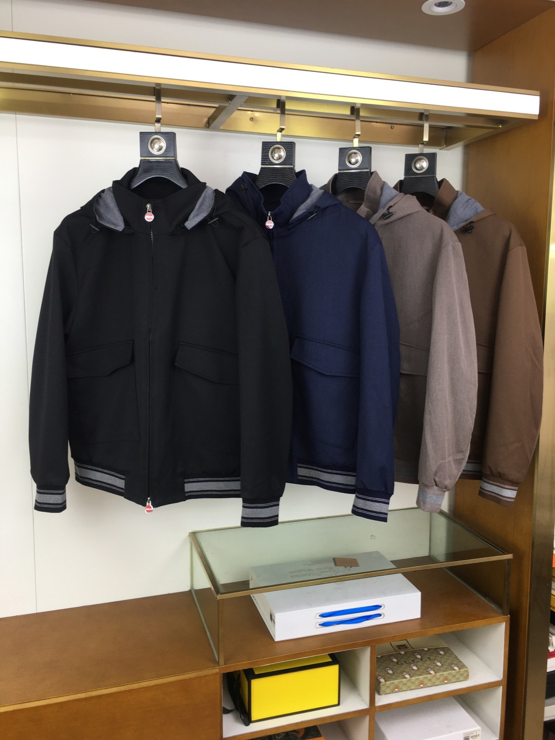 NO:626847,New products at the counter [Kiton] New men's jackets for autumn and winter, original high-end version with three labels!  Hooded counter style, high-end counter fabrics with high breathability and comfort, impeccable details, brand element design concept, exquisite workmanship and complex craftsmanship, professional purchasing level reflects high quality. It feels delicate and soft!  It presents a casual cut and the upper body shape is awesome!  Original product, size M～XXXL,,jackets & coats,jackets & coats,hats,alexander wang19860909专柜新品【Kiton】 秋冬新款男士夹克外套,原单三标齐全高端版本！连帽专柜款式 高定专柜面料 透气舒适度高,细节无可挑剔,品牌元素设计理念,做工考究工艺复杂,专业代购级体现高品质.手感细腻柔软！呈现休闲裁剪,上身版型超赞！ 原单出品 码数M～XXXL,,jackets & coats,jackets & coats,hats,alexander wang,Men's clothing