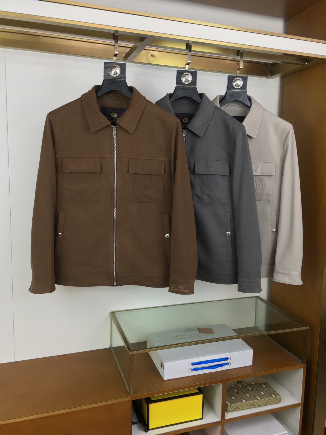 NO:626855,New products at the counter [LP] New men's jackets for autumn and winter, high-end version with complete three-label original order!  Hooded counter style, high-end counter fabrics with high breathability and comfort, impeccable details, brand element design concept, exquisite workmanship and complex craftsmanship, professional purchasing level reflects high quality. It feels delicate and soft!  It presents a casual cut and the upper body shape is awesome!  Original product, six colors, size M～XXXL,,loro piana,jackets & coats,jackets & coats,hats,alexander wang19860909专柜新品【LP】 秋冬新款男士夹克外套,原单三标齐全高端版本！连帽专柜款式 高定专柜面料 透气舒适度高,细节无可挑剔,品牌元素设计理念,做工考究工艺复杂,专业代购级体现高品质.手感细腻柔软！呈现休闲裁剪,上身版型超赞！ 原单出品,六色 码数M～XXXL,,loro piana,jackets & coats,jackets & coats,hats,alexander wang,Men's clothing