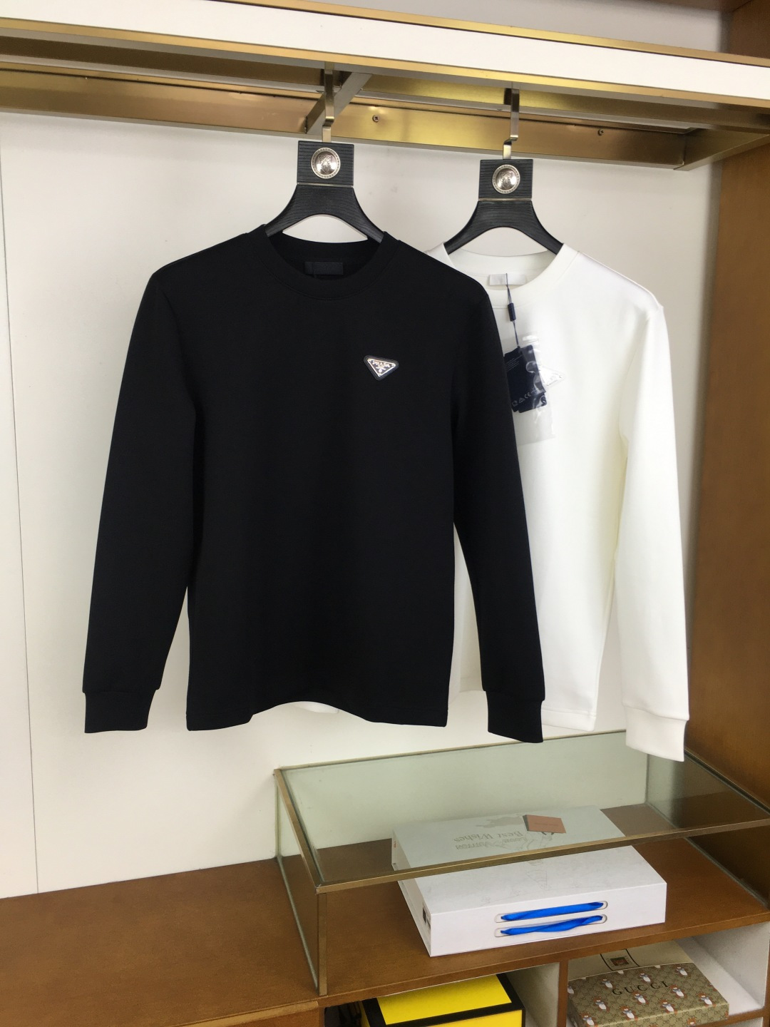 NO:643965,New product [Prad] 2025 autumn and winter counter new fashion casual bottoming long-sleeved T-shirt, made of imported high-density double-sided stretch cotton fabric, made of exquisite original logo, excellent in comfort and breathability, soft and anti-wrinkle, elastic and drapey. It is handsome whether worn alone or as an inner layer, in line with men's practical dressing habits, pursuing luxury, noble and elegant style, creating extraordinary men's taste, the visual effect is very good, extremely high-grade, simple and fashionable, a must-have choice for leisure and business!  Size M-3XL,,prada,tees,t-shirt,alexander wang19860909新品【Prad】 2025秋冬专柜新款 时尚休闲打底衫长袖T恤,精选进口高密度双面拉架棉面料,精致原版logo打造,舒适性与透气性兼优,柔软抗皱弹性和垂性极佳,无论是单穿或是内搭都是帅气十足,吻合了男性实用穿衣习惯,追求奢华高贵优雅风范,打造不凡男士品味,视觉效果非常赞,档次极高,简约时尚,休闲商务必备之选！ 码数M-3XL,,prada,tees，t-shirt,alexander wang,Men's clothing