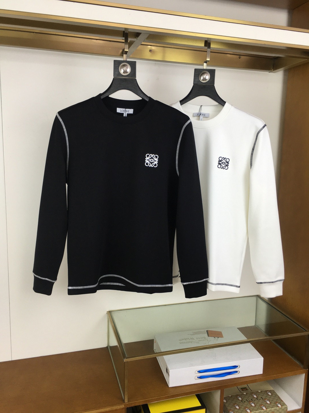 NO:643962,New product [Loew] 2025 autumn and winter counter new fashion casual bottoming long-sleeved T-shirt, made of imported high-density double-sided stretch cotton fabric, made of exquisite original logo, excellent in comfort and breathability, soft and anti-wrinkle, elastic and drapey. It is handsome whether worn alone or as an inner layer, in line with men's practical dressing habits, pursuing luxury, noble and elegant style, creating extraordinary men's taste, the visual effect is very good, extremely high-grade, simple and fashionable, a must-have choice for leisure and business!  Size M-3XL,,loewe,tees,t-shirt,alexander wang19860909新品【Loew】 2025秋冬专柜新款 时尚休闲打底衫长袖T恤,精选进口高密度双面拉架棉面料,精致原版logo打造,舒适性与透气性兼优,柔软抗皱弹性和垂性极佳,无论是单穿或是内搭都是帅气十足,吻合了男性实用穿衣习惯,追求奢华高贵优雅风范,打造不凡男士品味,视觉效果非常赞,档次极高,简约时尚,休闲商务必备之选！ 码数M-3XL,,loewe,tees，t-shirt,alexander wang,Men's clothing