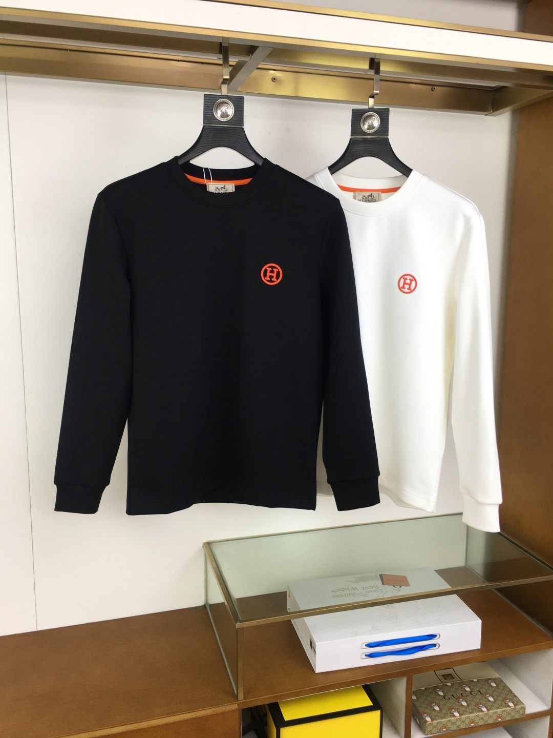 NO:643978,New Product [Love] 2025 Autumn and Winter Counter New Fashionable Casual Bottoming Long Sleeve T-shirt, made of imported high-density double-sided stretch cotton fabric, made of exquisite original logo, excellent in comfort and breathability, soft and anti-wrinkle, elastic and drapey. It is handsome whether worn alone or as an inner layer. It conforms to men's practical dressing habits, pursues luxury, noble and elegant style, creates extraordinary men's taste, the visual effect is very good, extremely high-grade, simple and fashionable, a must-have choice for leisure and business!  Size M-3XL,,tees,t-shirt,alexander wang19860909新品【爱】 2025秋冬专柜新款 时尚休闲打底衫长袖T恤,精选进口高密度双面拉架棉面料,精致原版logo打造,舒适性与透气性兼优,柔软抗皱弹性和垂性极佳,无论是单穿或是内搭都是帅气十足,吻合了男性实用穿衣习惯,追求奢华高贵优雅风范,打造不凡男士品味,视觉效果非常赞,档次极高,简约时尚,休闲商务必备之选！ 码数M-3XL,,tees，t-shirt,alexander wang,Men's clothing