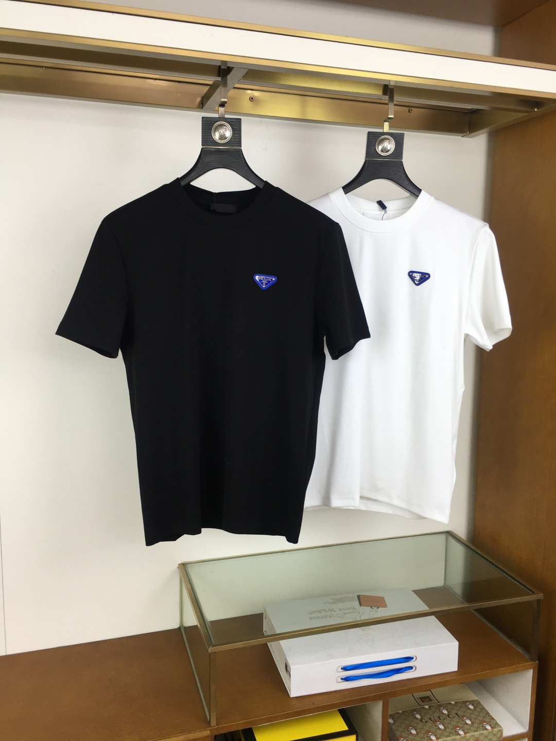 NO:626830,New product [Prad] 25FW Autumn and Winter round neck embroidered short-sleeved T-shirt base layer. The elemental logo badge highlights the casual fashion charm and is still unique in fashion. It is a good companion... High-count stretch knitted liquid ammonia air layer fabric is provided by customers. The smooth and well-proportioned knitting is light and refreshing, soft and comfortable, and has excellent breathability. It is simple and full of unique charm. The straight-cut version is more suitable for matching various trendy fashion styles.  Using machine embroidery, the delicate and full texture is highlighted, bringing a new experience to fashion sports and leisure. Color black white Size M-3XL, prada, T-shirt, tees, t-shirt, alexander wang19860909新品【Prad】 25FW秋冬 圆领刺绣短袖T恤打底衫 元素性的Logo徽章凸显休闲时尚魅力,依然独领时尚风骚.内搭好伴侣… 客供高支弹力针织液氨空气层面料,平整匀称的针织轻薄清爽,柔软舒适,透气性极佳.简洁而富有独特魅力.直裁版型更为适合搭配各种潮流时尚造型. 采用器械刺绣,细腻饱满的质感突显,为时尚运动休闲带来全新体验. 颜色黑色 白色 尺码 M-3XL,,prada,T-shirt,tees，t-shirt,alexander wang,Men's clothing