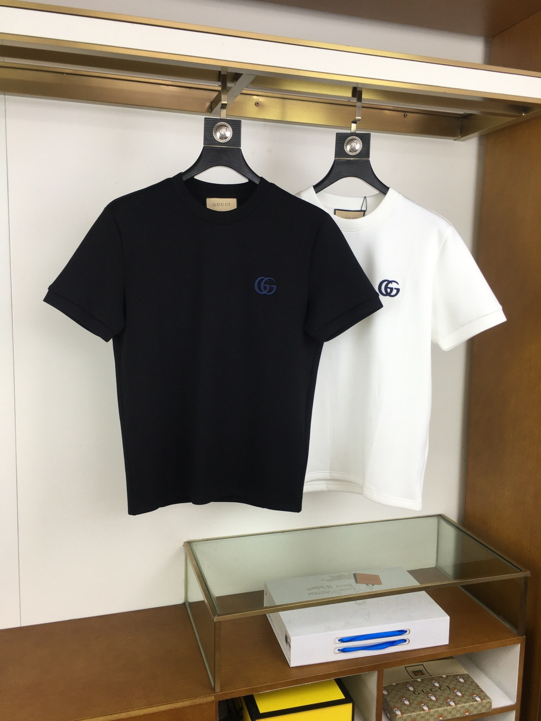 NO:626820,New product [Gu.ci] 25FW autumn and winter round neck embroidered short-sleeved T-shirt base layer. The elemental logo badge highlights the casual and fashionable charm, and is still unique in fashion. It is a good companion... High-count elastic knitted liquid ammonia air layer fabric provided by customers. The smooth and well-proportioned knitting is light and refreshing, soft and comfortable, and has excellent breathability. It is simple and full of unique charm. The straight-cut version is more suitable for matching various trendy fashion styles.  Using machine embroidery, the delicate and full texture is highlighted, bringing a new experience to fashion sports and leisure. Color black white Size M-3XL, T-shirt, tees, t-shirt, alexander wang19860909新品【Gu.ci】 25FW秋冬 圆领刺绣短袖T恤打底衫 元素性的Logo徽章凸显休闲时尚魅力,依然独领时尚风骚.内搭好伴侣… 客供高支弹力针织液氨空气层面料,平整匀称的针织轻薄清爽,柔软舒适,透气性极佳.简洁而富有独特魅力.直裁版型更为适合搭配各种潮流时尚造型. 采用器械刺绣,细腻饱满的质感突显,为时尚运动休闲带来全新体验. 颜色黑色 白色 尺码 M-3XL,,T-shirt,tees，t-shirt,alexander wang,Men's clothing