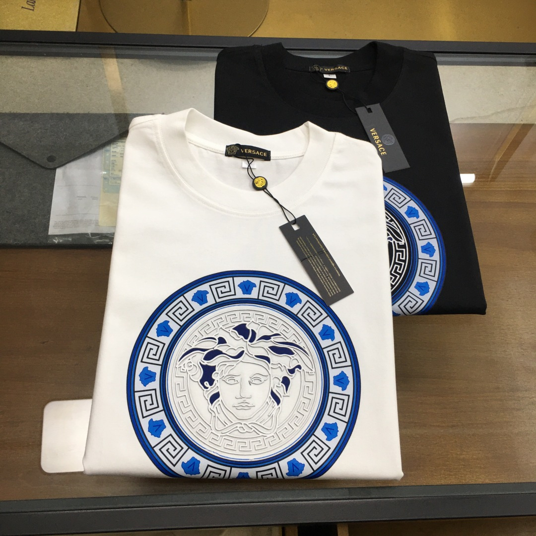 NO:684575,[Versac] 2025 new casual round neck short-sleeved T-shirt, trade order from foreign trade company, highly recommended, brand origin order, perfect and first-class condition!  An item with a strong sense of craftsmanship and design, which brings fashion aesthetics to the extreme. It is quite artistic and made of custom-made pure cotton!  The fabric is soft and comfortable!  The details are designed in place, the construction is very unique and clever, the whole body is clean and neat, the lines are simple and elegant. It can be worn alone or as a base layer!  Color: White Black Size: M-4XL [Please state your height and weight when placing an order].,,versace,T-shirt,tees,t-shirt,19860909【Versac】 2025新品休闲圆领短袖T恤,外贸公司贸易订单,重磅推荐,品牌原产订单 品相完美一流！工艺设计感超强的一款单品,将时装美学发挥到极致,相当有意境,定制纯棉材质！面料柔软舒适！细节设计到位,非常别致巧妙的构建,通体干净利落,线条感简洁大方.单穿打底皆宜！ 颜色:白色 黑色 码数:M-4XL【下单请报身高体重】.,,versace,T-shirt,tees，t-shirt,,Men's clothing