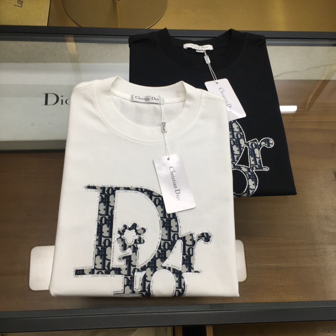 NO:684559,[Dio..r] 2025 new casual round neck short-sleeved T-shirt, trade order from foreign trade company, highly recommended, brand origin order, perfect and first-class condition!  An item with a strong sense of craftsmanship and design, which brings fashion aesthetics to the extreme. It is quite artistic and made of custom-made pure cotton!  The fabric is soft and comfortable!  The details are designed in place, the construction is very unique and clever, the whole body is clean and neat, the lines are simple and elegant. It can be worn alone or as a base layer!  Color: White Black Size: M-4XL [Please state your height and weight when placing an order].,, dior, T-shirt, tees, t-shirt,19860909【Dio..r】 2025新品休闲圆领短袖T恤,外贸公司贸易订单,重磅推荐,品牌原产订单 品相完美一流！工艺设计感超强的一款单品,将时装美学发挥到极致,相当有意境,定制纯棉材质！面料柔软舒适！细节设计到位,非常别致巧妙的构建,通体干净利落,线条感简洁大方.单穿打底皆宜！ 颜色:白色 黑色 码数:M-4XL【下单请报身高体重】.,,dior,T-shirt,tees，t-shirt,,Men's clothing