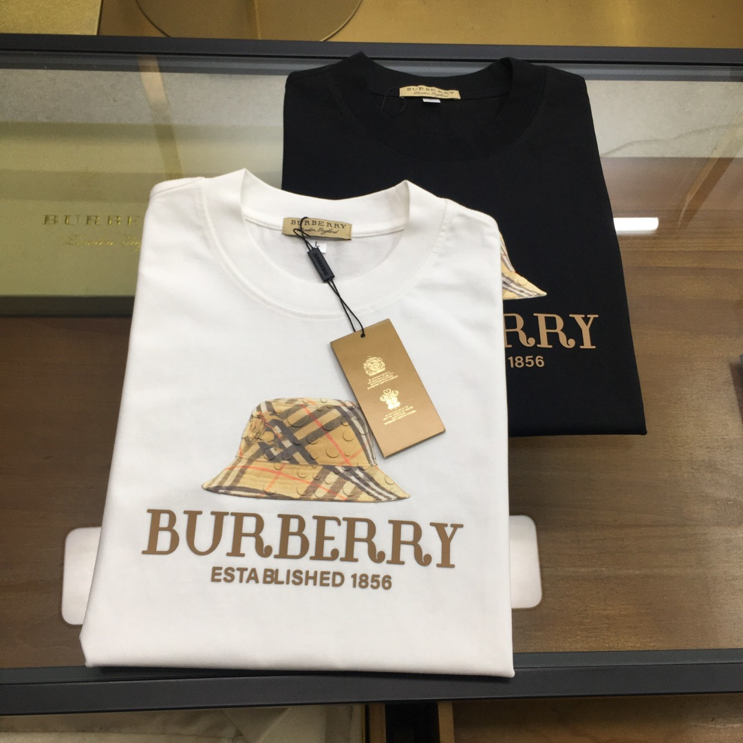 NO:684546,[Burber..y] 2025 new casual round neck short-sleeved T-shirt, trade order from foreign trade company, highly recommended, brand origin order, perfect and first-class condition!  An item with a strong sense of craftsmanship and design, which brings fashion aesthetics to the extreme. It is quite artistic and made of custom-made pure cotton!  The fabric is soft and comfortable!  The details are designed in place, the construction is very unique and clever, the whole body is clean and neat, the lines are simple and elegant. It can be worn alone or as a base layer!  Color: White Black Size: M-4XL [Please state your height and weight when placing an order].,,burberry,T-shirt,tees,t-shirt,19860909【Burber..y】 2025新品休闲圆领短袖T恤,外贸公司贸易订单,重磅推荐,品牌原产订单 品相完美一流！工艺设计感超强的一款单品,将时装美学发挥到极致,相当有意境,定制纯棉材质！面料柔软舒适！细节设计到位,非常别致巧妙的构建,通体干净利落,线条感简洁大方.单穿打底皆宜！ 颜色:白色 黑色 码数:M-4XL【下单请报身高体重】.,,burberry,T-shirt,tees，t-shirt,,Men's clothing