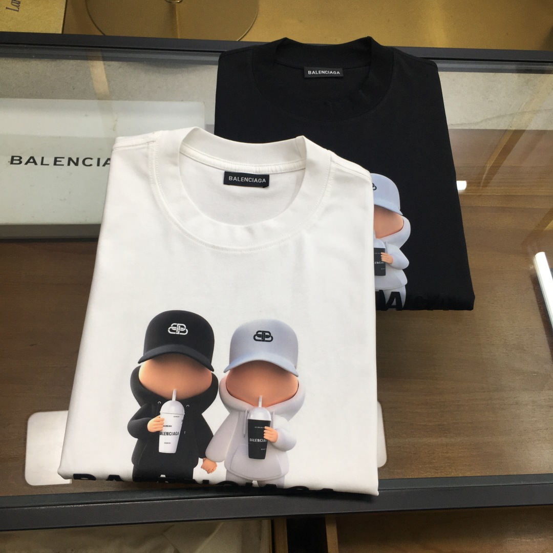 NO:684556,[BLCA] 2025 new casual round neck short-sleeved T-shirt, trade order from foreign trade company, highly recommended, brand origin order, perfect and first-class condition!  An item with a strong sense of craftsmanship and design, which brings fashion aesthetics to the extreme. It is quite artistic and made of custom-made pure cotton!  The fabric is soft and comfortable!  The details are designed in place, the construction is very unique and clever, the whole body is clean and neat, the lines are simple and elegant. It can be worn alone or as a base layer!  Color: White Black Size: M-4XL [Please state your height and weight when placing an order].,, T-shirt, tees, t-shirt,19860909【BLCA】 2025新品休闲圆领短袖T恤,外贸公司贸易订单,重磅推荐,品牌原产订单 品相完美一流！工艺设计感超强的一款单品,将时装美学发挥到极致,相当有意境,定制纯棉材质！面料柔软舒适！细节设计到位,非常别致巧妙的构建,通体干净利落,线条感简洁大方.单穿打底皆宜！ 颜色:白色 黑色 码数:M-4XL【下单请报身高体重】.,,T-shirt,tees，t-shirt,,Men's clothing