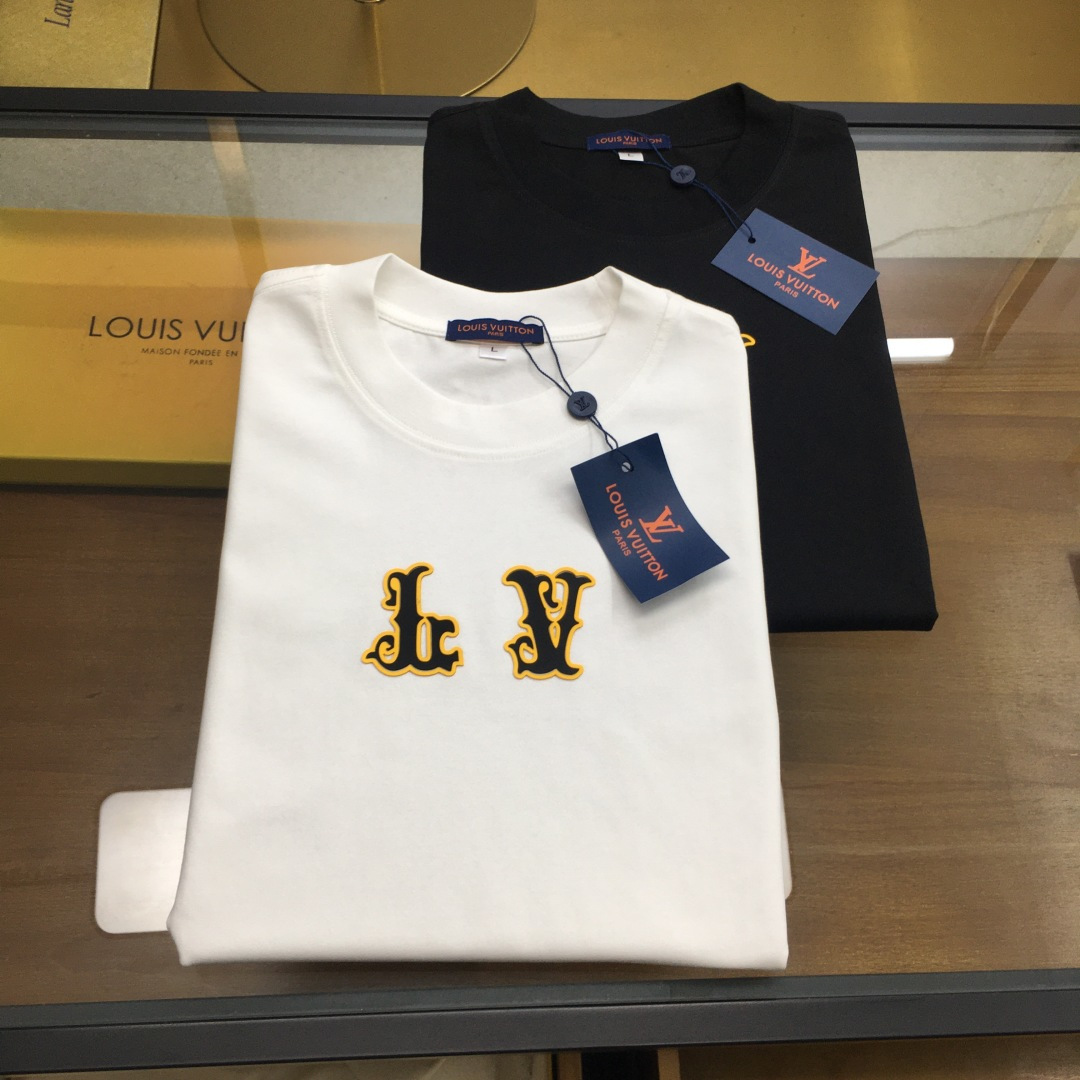 NO:684551,[L.v] 2025 new casual round neck short-sleeved T-shirt, trade order from foreign trade company, highly recommended, brand origin order, perfect and first-class condition!  An item with a strong sense of craftsmanship and design, which brings fashion aesthetics to the extreme. It is quite artistic and made of custom-made pure cotton!  The fabric is soft and comfortable!  The details are designed in place, the construction is very unique and clever, the whole body is clean and neat, the lines are simple and elegant. It can be worn alone or as a base layer!  Color: White Black Size: M-4XL [Please state your height and weight when placing an order].,, T-shirt, tees, t-shirt,19860909【L.v】 2025新品休闲圆领短袖T恤,外贸公司贸易订单,重磅推荐,品牌原产订单 品相完美一流！工艺设计感超强的一款单品,将时装美学发挥到极致,相当有意境,定制纯棉材质！面料柔软舒适！细节设计到位,非常别致巧妙的构建,通体干净利落,线条感简洁大方.单穿打底皆宜！ 颜色:白色 黑色 码数:M-4XL【下单请报身高体重】.,,T-shirt,tees，t-shirt,,Men's clothing