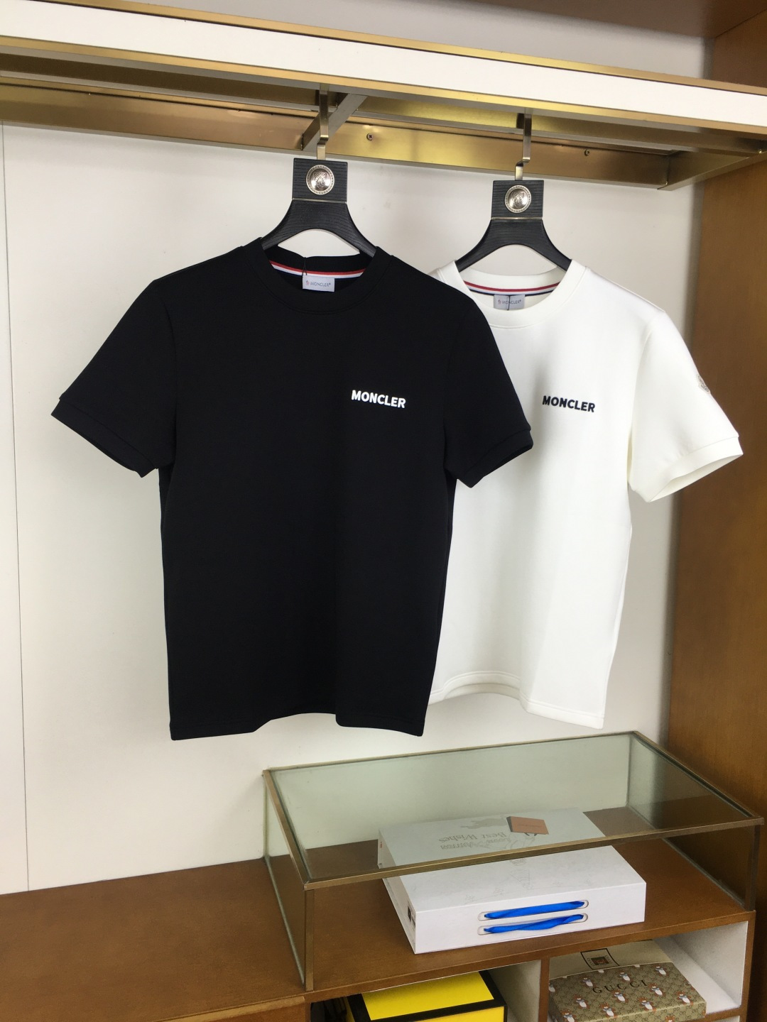 NO:644893,New product [Moncle] 25FW Autumn and Winter round neck embroidered short-sleeved T-shirt base layer. The elemental logo badge highlights the casual fashion charm and is still unique in fashion. It is a good companion... High-count stretch knitted liquid ammonia air layer fabric is provided by customers. The smooth and well-proportioned knitting is light and refreshing, soft and comfortable, and has excellent breathability. It is simple and full of unique charm. The straight-cut version is more suitable for matching various trendy fashion styles.  Using machine embroidery, the delicate and full texture is highlighted, bringing a new experience to fashion sports and leisure. Color black white Size M-3XL, T-shirt, tees, t-shirt, alexander wang19860909新品【Moncle】 25FW秋冬 圆领刺绣短袖T恤打底衫 元素性的Logo徽章凸显休闲时尚魅力,依然独领时尚风骚.内搭好伴侣… 客供高支弹力针织液氨空气层面料,平整匀称的针织轻薄清爽,柔软舒适,透气性极佳.简洁而富有独特魅力.直裁版型更为适合搭配各种潮流时尚造型. 采用器械刺绣,细腻饱满的质感突显,为时尚运动休闲带来全新体验. 颜色黑色 白色 尺码 M-3XL,,T-shirt,tees，t-shirt,alexander wang,Men's clothing