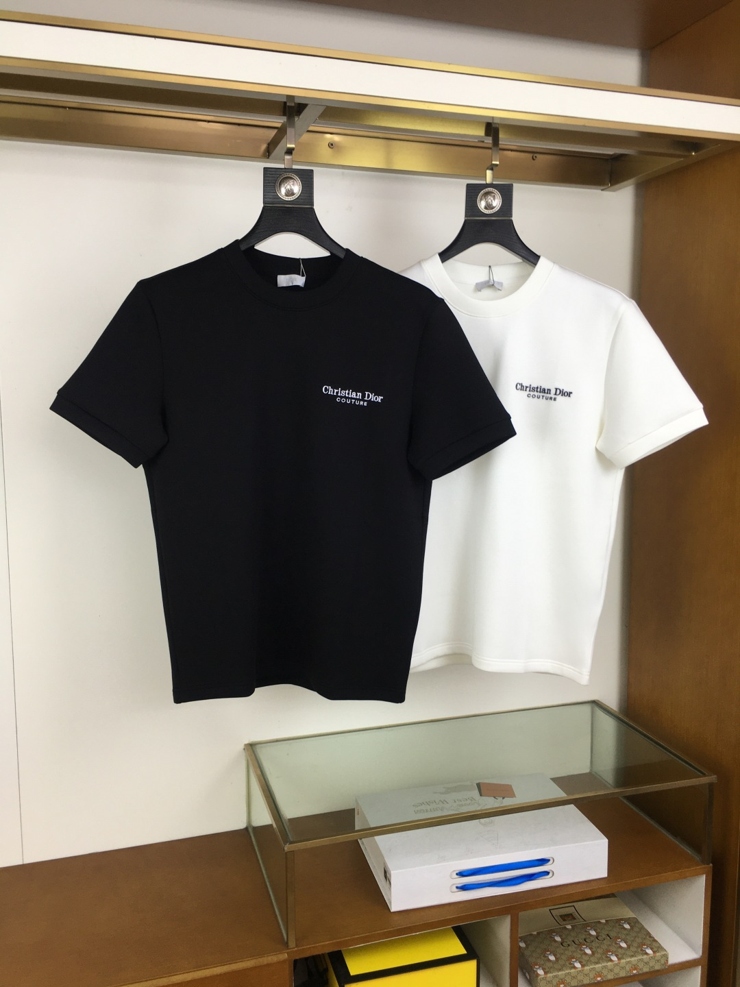 NO:644890,New product [Dio..r] 25FW Autumn and Winter round neck embroidered short-sleeved T-shirt base layer. The elemental logo badge highlights the casual fashion charm and is still unique in fashion. Good inner companion... High-count elastic knitted liquid ammonia air layer fabric provided by customers. The smooth and well-proportioned knitting is light and refreshing, soft and comfortable, and has excellent breathability. It is simple and full of unique charm. The straight-cut version is more suitable for matching various trendy fashion styles.  Using machine embroidery, the delicate and full texture is highlighted, bringing a new experience to fashion sports and leisure. Color black white Size M-3XL, dior, T-shirt, tees, t-shirt, alexander wang19860909新品【Dio..r】 25FW秋冬 圆领刺绣短袖T恤打底衫 元素性的Logo徽章凸显休闲时尚魅力,依然独领时尚风骚.内搭好伴侣… 客供高支弹力针织液氨空气层面料,平整匀称的针织轻薄清爽,柔软舒适,透气性极佳.简洁而富有独特魅力.直裁版型更为适合搭配各种潮流时尚造型. 采用器械刺绣,细腻饱满的质感突显,为时尚运动休闲带来全新体验. 颜色黑色 白色 尺码 M-3XL,,dior,T-shirt,tees，t-shirt,alexander wang,Men's clothing