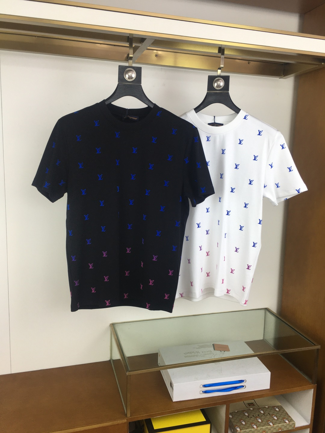 NO:644887,New product [L.v] 25FW autumn and winter round neck embroidered short-sleeved T-shirt base layer. The elemental logo badge highlights the casual and fashionable charm, and is still unique in fashion. It is a good companion... High-count stretch knitted liquid ammonia air layer fabric provided by customers. The smooth and well-proportioned knitting is light and refreshing, soft and comfortable, and has excellent breathability. It is simple and full of unique charm. The straight-cut version is more suitable for matching various trendy fashion styles.  Using machine embroidery, the delicate and full texture is highlighted, bringing a new experience to fashion sports and leisure. Color black white Size M-3XL, T-shirt, tees, t-shirt, alexander wang19860909新品【L.v】 25FW秋冬 圆领刺绣短袖T恤打底衫 元素性的Logo徽章凸显休闲时尚魅力,依然独领时尚风骚.内搭好伴侣… 客供高支弹力针织液氨空气层面料,平整匀称的针织轻薄清爽,柔软舒适,透气性极佳.简洁而富有独特魅力.直裁版型更为适合搭配各种潮流时尚造型. 采用器械刺绣,细腻饱满的质感突显,为时尚运动休闲带来全新体验. 颜色黑色 白色 尺码 M-3XL,,T-shirt,tees，t-shirt,alexander wang,Men's clothing