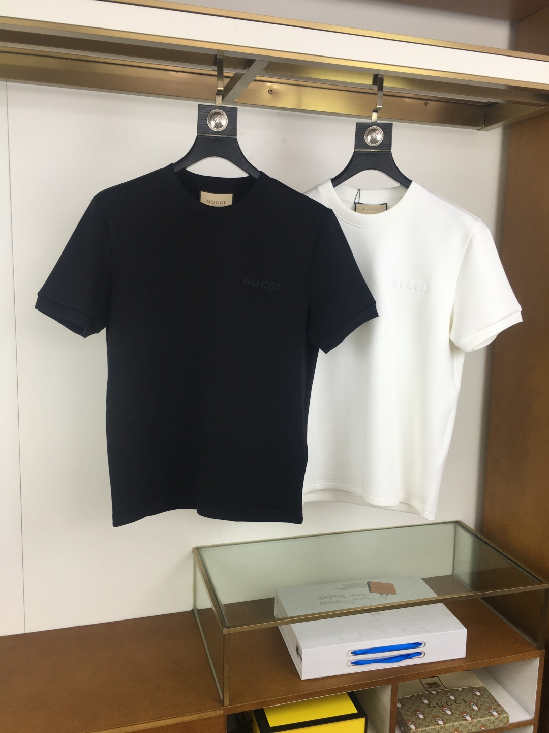 NO:644884,New product [Gu.ci] 25FW autumn and winter round neck embroidered short-sleeved T-shirt base layer. The elemental logo badge highlights the casual and fashionable charm, and is still unique in fashion. It is a good companion... High-count elastic knitted liquid ammonia air layer fabric provided by customers. The smooth and well-proportioned knitting is light and refreshing, soft and comfortable, and has excellent breathability. It is simple and full of unique charm. The straight-cut version is more suitable for matching various trendy fashion styles.  Using machine embroidery, the delicate and full texture is highlighted, bringing a new experience to fashion sports and leisure. Color black white Size M-3XL, T-shirt, tees, t-shirt, alexander wang19860909新品【Gu.ci】 25FW秋冬 圆领刺绣短袖T恤打底衫 元素性的Logo徽章凸显休闲时尚魅力,依然独领时尚风骚.内搭好伴侣… 客供高支弹力针织液氨空气层面料,平整匀称的针织轻薄清爽,柔软舒适,透气性极佳.简洁而富有独特魅力.直裁版型更为适合搭配各种潮流时尚造型. 采用器械刺绣,细腻饱满的质感突显,为时尚运动休闲带来全新体验. 颜色黑色 白色 尺码 M-3XL,,T-shirt,tees，t-shirt,alexander wang,Men's clothing