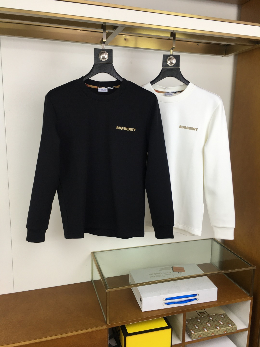 NO:644881,New product [Burber..y] 2025 autumn and winter new counter style  Fashionable and casual bottoming shirt, long-sleeved T-shirt, made of imported high-density double-sided stretch cotton fabric, made with exquisite original logo, excellent in comfort and breathability, soft, anti-wrinkle, elastic and drapey. It is handsome whether worn alone or as an inner layer. It conforms to men's practical dressing habits, pursues luxury, noble and elegant style, and creates extraordinary men's taste. The visual effect is very good, the grade is very high, simple and fashionable, a must-have choice for leisure and business!  Size M-3XL,,burberry,tees,t-shirt,alexander wang19860909新品【Burber..y】 2025秋冬专柜新款 时尚休闲打底衫长袖T恤,精选进口高密度双面拉架棉面料,精致原版logo打造,舒适性与透气性兼优,柔软抗皱弹性和垂性极佳,无论是单穿或是内搭都是帅气十足,吻合了男性实用穿衣习惯,追求奢华高贵优雅风范,打造不凡男士品味,视觉效果非常赞,档次极高,简约时尚,休闲商务必备之选！ 码数M-3XL,,burberry,tees，t-shirt,alexander wang,Men's clothing