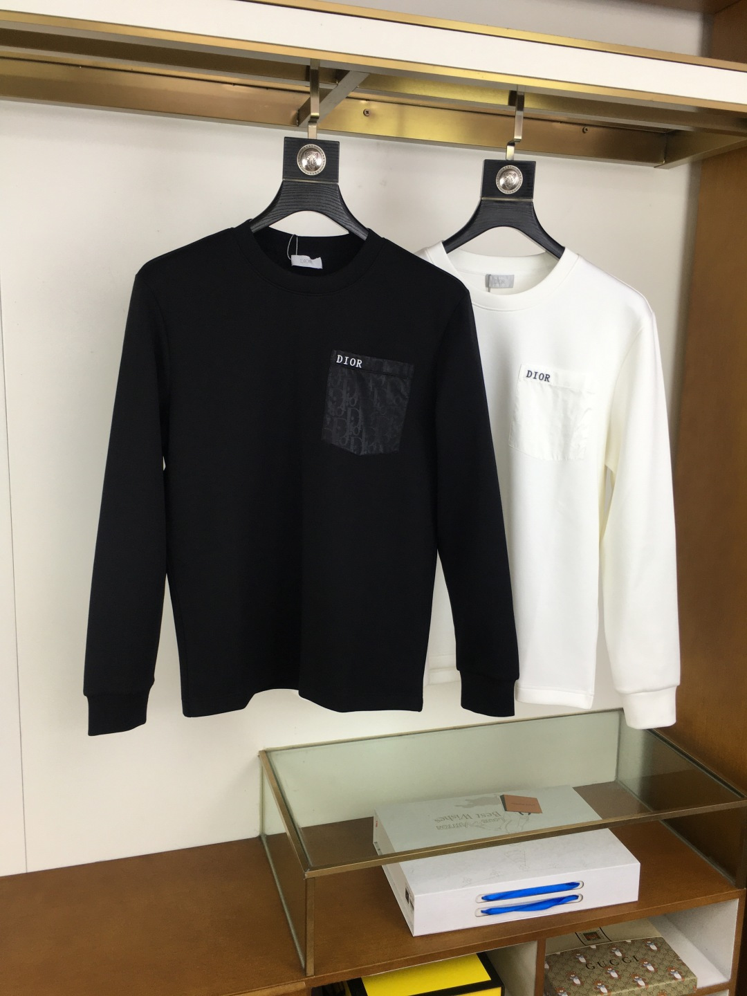 NO:644875,New product [Dio..r] 2025 autumn and winter new counter style  Fashionable and casual bottoming shirt, long-sleeved T-shirt, made of imported high-density double-sided stretch cotton fabric, made with exquisite original logo, excellent in comfort and breathability, soft, anti-wrinkle, elastic and drapey. It is handsome whether worn alone or as an inner layer. It conforms to men's practical dressing habits, pursues luxury, noble and elegant style, and creates extraordinary men's taste. The visual effect is very good, the grade is very high, simple and fashionable, a must-have choice for leisure and business!  Size M-3XL, dior, tees, t-shirt, alexander wang19860909新品【Dio..r】 2025秋冬专柜新款 时尚休闲打底衫长袖T恤,精选进口高密度双面拉架棉面料,精致原版logo打造,舒适性与透气性兼优,柔软抗皱弹性和垂性极佳,无论是单穿或是内搭都是帅气十足,吻合了男性实用穿衣习惯,追求奢华高贵优雅风范,打造不凡男士品味,视觉效果非常赞,档次极高,简约时尚,休闲商务必备之选！ 码数M-3XL,,dior,tees，t-shirt,alexander wang,Men's clothing