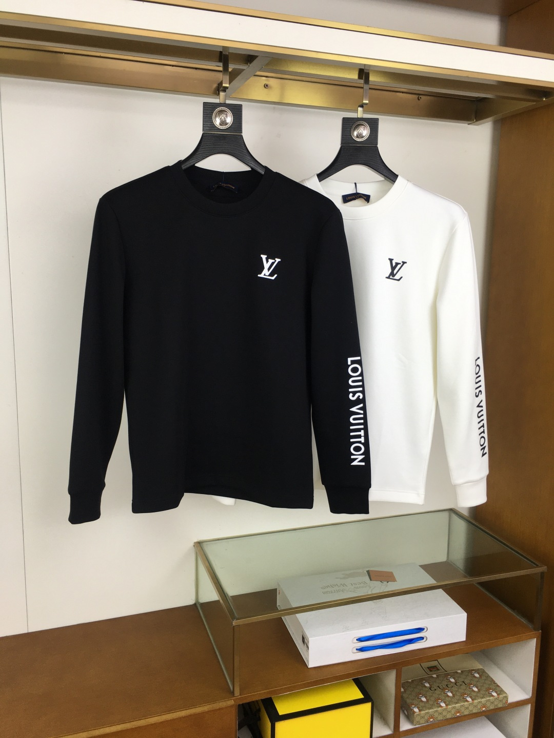 NO:644878,New product [L.v] 2025 autumn and winter counter new style  Fashionable and casual bottoming shirt, long-sleeved T-shirt, made of imported high-density double-sided stretch cotton fabric, made with exquisite original logo, excellent in comfort and breathability, soft, anti-wrinkle, elastic and drapey. It is handsome whether worn alone or as an inner layer. It conforms to men's practical dressing habits, pursues luxury, noble and elegant style, and creates extraordinary men's taste. The visual effect is very good, the grade is very high, simple and fashionable, a must-have choice for leisure and business!  Size M-3XL,,tees,t-shirt,alexander wang19860909新品【L.v】 2025秋冬专柜新款 时尚休闲打底衫长袖T恤,精选进口高密度双面拉架棉面料,精致原版logo打造,舒适性与透气性兼优,柔软抗皱弹性和垂性极佳,无论是单穿或是内搭都是帅气十足,吻合了男性实用穿衣习惯,追求奢华高贵优雅风范,打造不凡男士品味,视觉效果非常赞,档次极高,简约时尚,休闲商务必备之选！ 码数M-3XL,,tees，t-shirt,alexander wang,Men's clothing