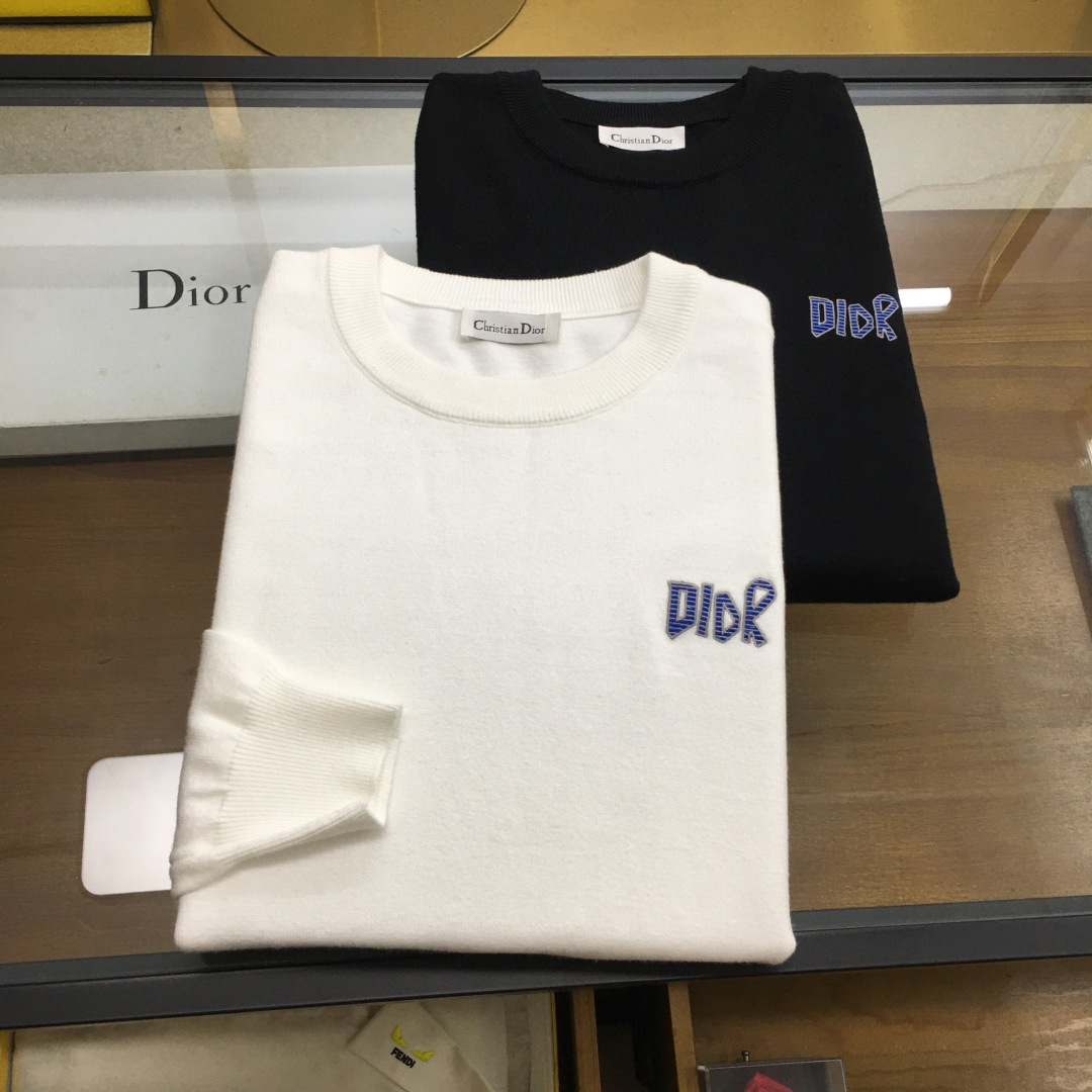 NO:682909,New sweater 'Dio.r' 2025ss autumn and winter counter knitted sweater/sweater, casual and fashionable outer wear, a must-have for inner wear, customized imported knitted blended fabric, the fabric has a delicate feel, close to the body and is comfortable without digging into the flesh, and has a good upper body shape. It is warm to wear, and the counter embroidered logo logo design is very unique. The quality and craftsmanship of the original version are definitely the highest version on the market. The top original version is great to wear. It is soft and crisp, not easy to deform. The seams and seams are very rigorous and elegant.  Absolutely a first-line OEM requirement!  Don’t miss it, male gods!  Sizes M-3XL, next day shipping!  ..,,dior,sweaters,19860909新品毛衣 《Dio.r》 2025ss秋冬专柜针织毛衫/毛衣,休闲时尚外穿 内搭必备款,定制进口针织混纺面料,面料手感细腻,贴身舒适不扎肉,上身版型好 穿着保暖,专柜刺绣logo标志设计非常独特,原版品质与工艺 绝对市场最高版本 顶级原版穿着超赞 柔顺挺括,不易变形.锁边缝盘都非常严谨考究 绝对一线代工要求！男神们别错过！ 尺码 M-3XL,隔天出货！..,,dior,sweaters,,Men's clothing