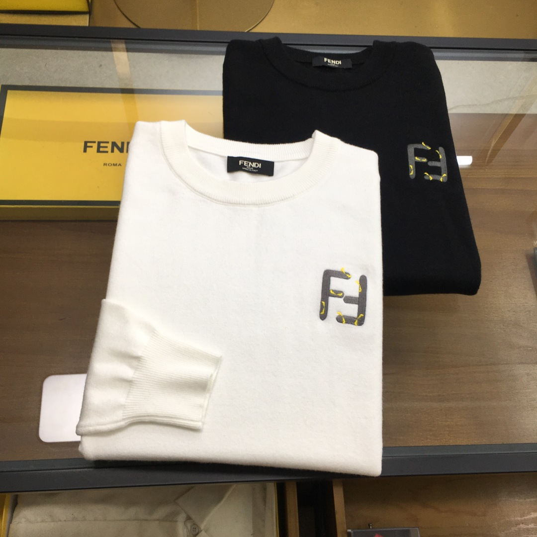 NO:682915,New sweater 'Fend' 2025ss autumn and winter counter knitted sweater/sweater, casual and fashionable outer wear, a must-have for inner wear, customized imported knitted blended fabric, the fabric has a delicate feel, close to the body and is comfortable without digging into the flesh, and the upper body has a good shape. It is warm to wear, and the counter embroidered logo design is very unique. The quality and craftsmanship of the original version are definitely the highest version on the market. The top original version is great to wear. It is soft and crisp, not easy to deform. The seams and seams are very rigorous and elegant.  Absolutely a first-line OEM requirement!  Don’t miss it, male gods!  Sizes M-3XL, next day shipping!  ..,,fendi,sweaters,19860909新品毛衣 《Fend》 2025ss秋冬专柜针织毛衫/毛衣,休闲时尚外穿 内搭必备款,定制进口针织混纺面料,面料手感细腻,贴身舒适不扎肉,上身版型好 穿着保暖,专柜刺绣logo标志设计非常独特,原版品质与工艺 绝对市场最高版本 顶级原版穿着超赞 柔顺挺括,不易变形.锁边缝盘都非常严谨考究 绝对一线代工要求！男神们别错过！ 尺码 M-3XL,隔天出货！..,,fendi,sweaters,,Men's clothing