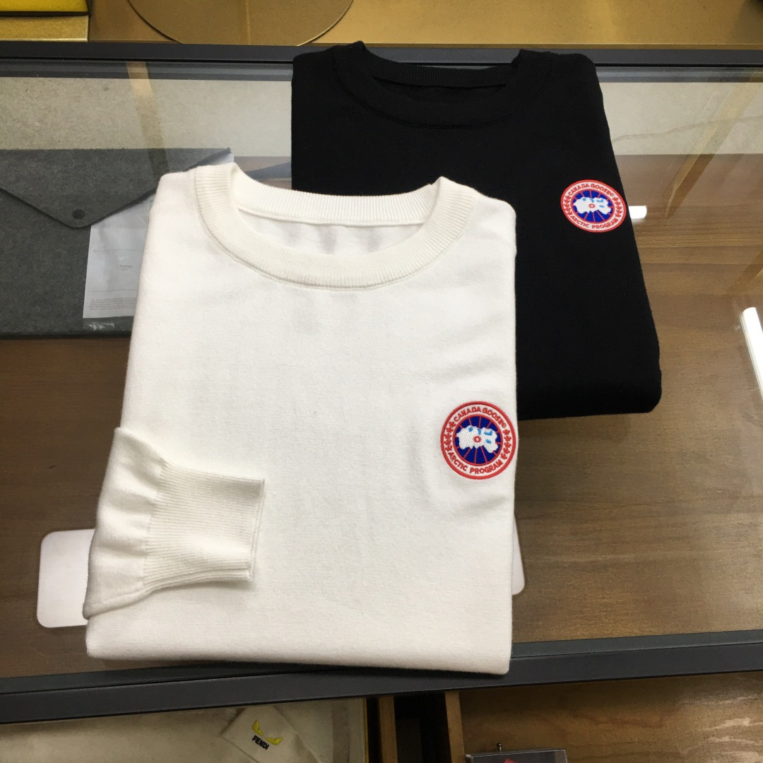 NO:682917,New sweater 'Goose' 2025ss autumn and winter counter knitted sweater/sweater, casual and fashionable outer wear, a must-have for inner wear, custom imported knitted blended fabric, the fabric has a delicate feel, close to the body and is comfortable without digging into the flesh, and has a good upper body shape. It is warm to wear, and the counter embroidered logo design is very unique. The quality and craftsmanship of the original version are definitely the highest version on the market. The top original version is great to wear. It is soft and crisp, not easy to deform. The seams and seams are very rigorous and elegant.  Absolutely a first-line OEM requirement!  Don’t miss it, male gods!  Sizes M-3XL, next day shipping!  ..,,sweaters,19860909新品毛衣 《鹅》 2025ss秋冬专柜针织毛衫/毛衣,休闲时尚外穿 内搭必备款,定制进口针织混纺面料,面料手感细腻,贴身舒适不扎肉,上身版型好 穿着保暖,专柜刺绣logo标志设计非常独特,原版品质与工艺 绝对市场最高版本 顶级原版穿着超赞 柔顺挺括,不易变形.锁边缝盘都非常严谨考究 绝对一线代工要求！男神们别错过！ 尺码 M-3XL,隔天出货！..,,sweaters,,Men's clothing