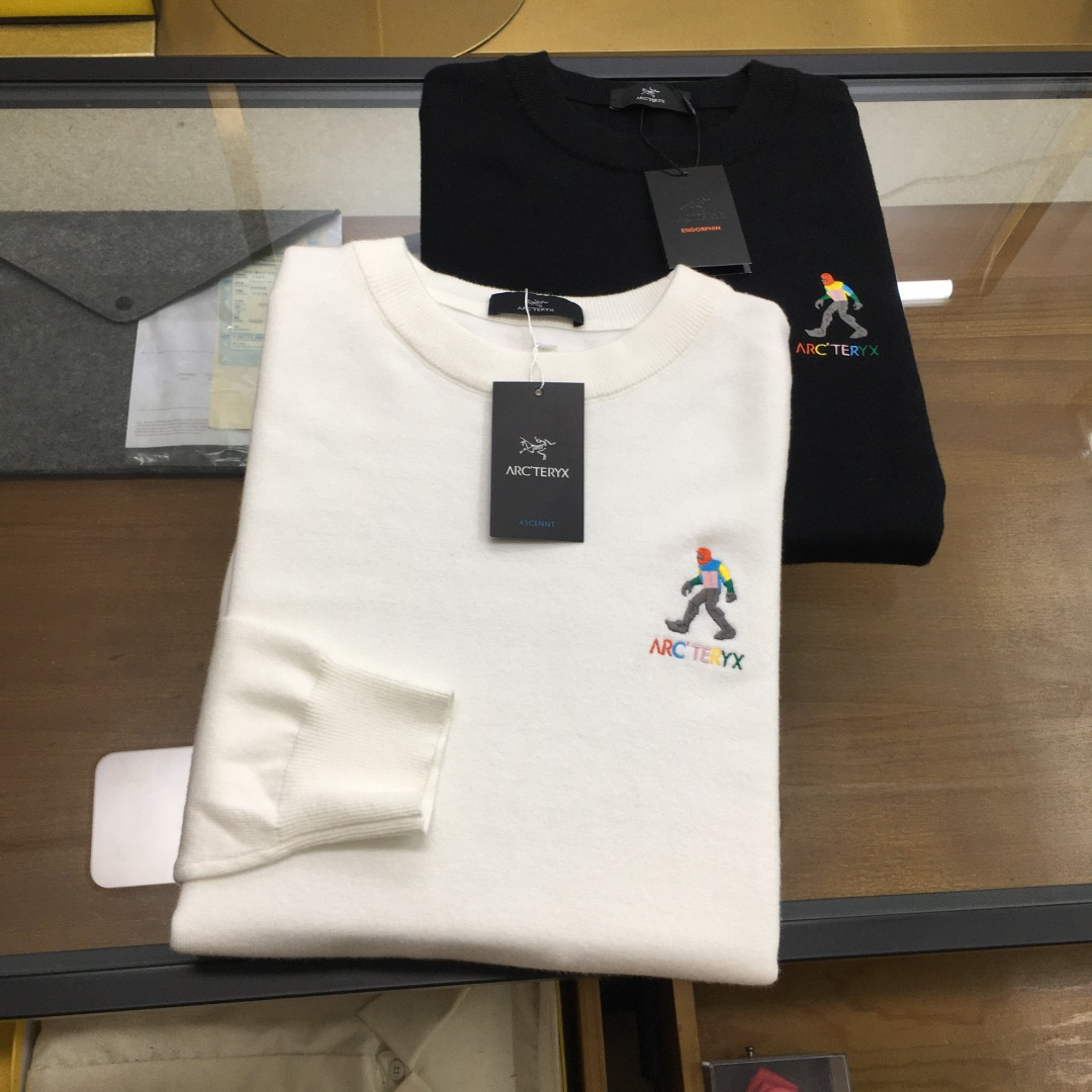 NO:682919,New sweater 'Bird' 2025ss autumn and winter counter knitted sweater/sweater, casual and fashionable outer wear, a must-have for inner wear, custom imported knitted blended fabric, the fabric has a delicate feel, close to the body and is comfortable without digging into the flesh, and has a good upper body shape. It is warm to wear, and the counter embroidered logo design is very unique. The quality and craftsmanship of the original version are definitely the highest version on the market. The top original version is great to wear. It is soft and crisp, not easy to deform. The seams and seams are very rigorous and elegant.  Absolutely a first-line OEM requirement!  Don’t miss it, male gods!  Sizes M-3XL, next day shipping!  ..,,sweaters,19860909新品毛衣 《鸟》 2025ss秋冬专柜针织毛衫/毛衣,休闲时尚外穿 内搭必备款,定制进口针织混纺面料,面料手感细腻,贴身舒适不扎肉,上身版型好 穿着保暖,专柜刺绣logo标志设计非常独特,原版品质与工艺 绝对市场最高版本 顶级原版穿着超赞 柔顺挺括,不易变形.锁边缝盘都非常严谨考究 绝对一线代工要求！男神们别错过！ 尺码 M-3XL,隔天出货！..,,sweaters,,Men's clothing