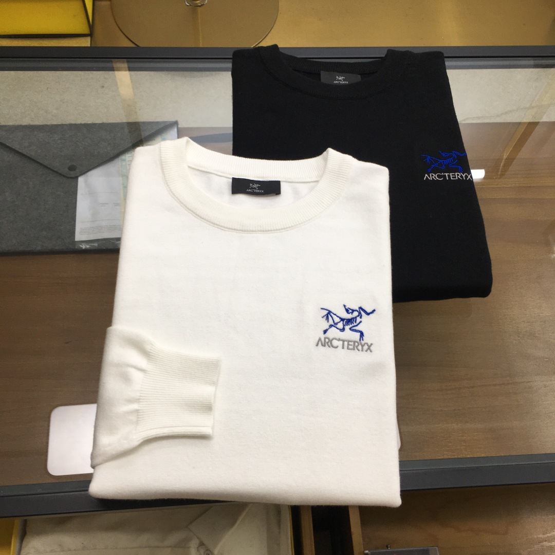 NO:682925,New sweater 'Bird' 2025ss autumn and winter counter knitted sweater/sweater, casual and fashionable outer wear, a must-have for inner wear, custom imported knitted blended fabric, the fabric has a delicate feel, close to the body and is comfortable without digging into the flesh, and has a good upper body shape. It is warm to wear, and the counter embroidered logo design is very unique. The quality and craftsmanship of the original version are definitely the highest version on the market. The top original version is great to wear. It is soft and crisp, not easy to deform. The seams and seams are very rigorous and elegant.  Absolutely a first-line OEM requirement!  Don’t miss it, male gods!  Sizes M-3XL, next day shipping!  ..,,sweaters,19860909新品毛衣 《鸟》 2025ss秋冬专柜针织毛衫/毛衣,休闲时尚外穿 内搭必备款,定制进口针织混纺面料,面料手感细腻,贴身舒适不扎肉,上身版型好 穿着保暖,专柜刺绣logo标志设计非常独特,原版品质与工艺 绝对市场最高版本 顶级原版穿着超赞 柔顺挺括,不易变形.锁边缝盘都非常严谨考究 绝对一线代工要求！男神们别错过！ 尺码 M-3XL,隔天出货！..,,sweaters,,Men's clothing