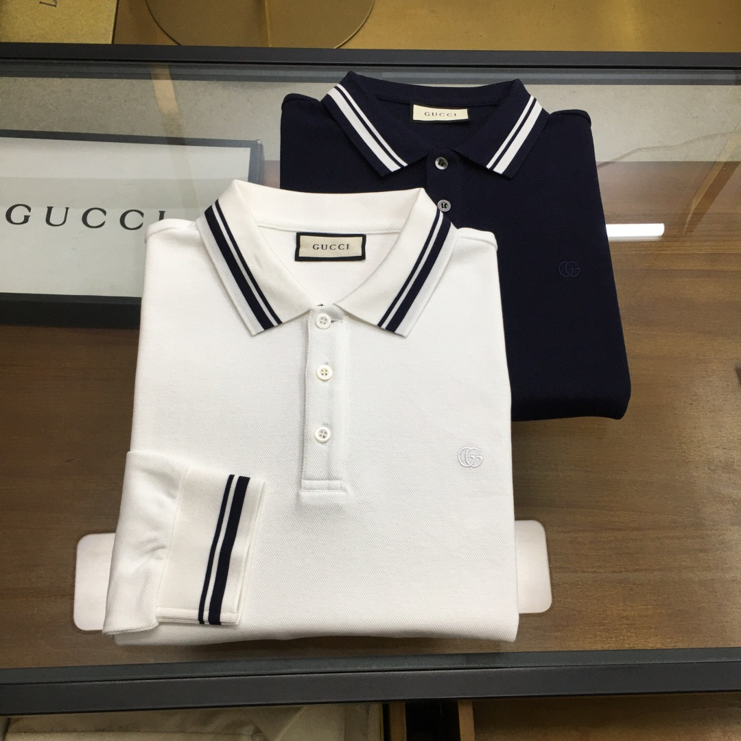 NO:613519,[New product launch] 'Gu.ci..' 25 fashion style long-sleeved mercerized pearl cotton polo POLO shirt!  The high-end fashion aesthetic design of the version combined with the three-dimensional cutting version makes the wearing more comfortable and ornamental. The fabric is made of high-weight double-strand mercerized pearl environmentally friendly fabric, which is made by custom weaving and dyeing in a century-old workshop. It is an extremely luxurious and special material. The fabric properties are all excellent, and the mesh structure is fine and natural. After washing, the texture becomes more friendly, with perfect combination of comfort and breathability. The tactile experience is self-evident, and the ultimate luxury enjoyment!  The details are exquisite and elegant, and the sense of quality is everywhere. The details of the accessories are made with top craftsmanship, and the details are quite outstanding. They are engraved with exquisite letters, which is noble and luxurious!  Design Points This model continues the fashionable retro route. The design of the entire POLO shirt is unique and visually outstanding. The latest contrasting color webbing element on the collar is used as a decorative embellishment to enhance the fashion. The mix and match of colors has no sense of violation. The classic logo and embroidery body are made of heavy Tencel. The recognition is very clear, highlighting the overall light luxury and high-end sense!  Fashionable three-gold button placket design, with small flap collar, contrasting color, fashionable and age-reducing, the upper body is full of temperament, elegant and capable, with both style and style, a long-sleeved POLO shirt with excellent versatility and wearability!  Color: white blue!  Size M-3XLM, shoulder width 46, bust 106, sleeve length 61, dress length 70..,,alexander wang19860909【新品上市】《Gu.ci..》 25时装款长袖丝光珠地棉马球POLO衫！ 版型高端的时尚美学设计结合立体裁剪的版型,使穿着更具舒适性和观赏性. 面料甄选高克重双股丝光珠地环保面料,经过百年工坊定织定染而成,极为奢华特殊的材质,面料属性皆为上乘,网眼结构细腻自然,经过水洗后,肌理变得更具亲和力,舒适性与透气性完美兼备,触感体验不言而喻,奢华极致享受！细节精湛考究,处处尽显品质感. 辅料细节采用顶尖工艺制作,细节颇为出色,上面镌刻有精美字母,高贵的极具奢华感！ 设计点该款继续延续时尚复古的路线,整款POLO衫的设计别具一格,在视觉方面相当出彩,领面最新撞色织带元素,作为修饰点缀,提升了时髦度,色彩之间的混搭结合毫无违和感,经典logo搭配刺绣体以重磅天丝打造而成,辨识度非常鲜明,凸显出整体的轻奢与高级感！ 时尚三金扣开合门襟设计,搭配小翻领袖口撞色时尚且减龄,上身满满的气质感,优雅且干练,型格兼具,百搭实穿性极好的一款长袖POLO衫！ 颜色:白色 蓝色！ 尺码M-3XLM码 肩宽46 胸围106 袖长61 衣长70..,,alexander wang,Men's clothing