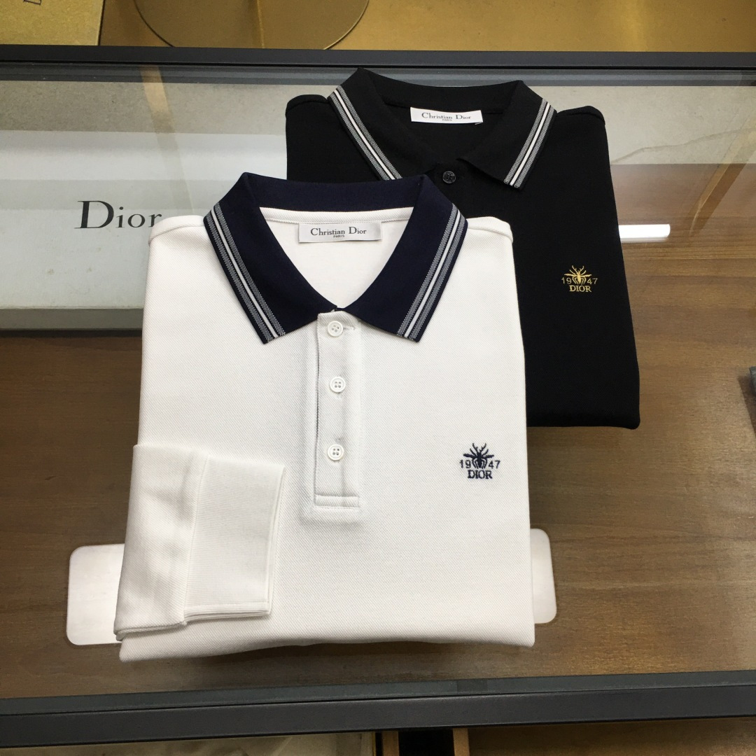 NO:613466,[New product launch] 'Dio..r' 25 fashion style long-sleeved mercerized pearl cotton polo POLO shirt!  The high-end fashion aesthetic design of the version combined with the three-dimensional cutting version makes the wearing more comfortable and ornamental. The fabric is made of high-weight double-strand mercerized pearl environmentally friendly fabric, which is made by custom weaving and dyeing in a century-old workshop. It is an extremely luxurious and special material. The fabric properties are all excellent, and the mesh structure is fine and natural. After washing, the texture becomes more friendly, with perfect combination of comfort and breathability. The tactile experience is self-evident, and the ultimate luxury enjoyment!  The details are exquisite and elegant, and the sense of quality is everywhere. The details of the accessories are made with top craftsmanship, and the details are quite outstanding. They are engraved with exquisite letters, which is noble and luxurious!  Design Points This model continues the fashionable retro route. The design of the entire POLO shirt is unique and visually outstanding. The latest contrasting color webbing element on the collar is used as a decorative embellishment to enhance the fashion. The mix and match of colors has no sense of violation. The classic logo and embroidery body are made of heavy Tencel. The recognition is very clear, highlighting the overall light luxury and high-end sense!  Fashionable three-gold button placket design, with small flap collar, contrasting color, fashionable and age-reducing, the upper body is full of temperament, elegant and capable, with both style and style, a long-sleeved POLO shirt with excellent versatility and wearability!  Color: white black!  Size M-3XLM, shoulder width 46, bust 106, sleeve length 61, dress length 70..,,dior,alexander wang19860909【新品上市】《Dio..r》 25时装款长袖丝光珠地棉马球POLO衫！ 版型高端的时尚美学设计结合立体裁剪的版型,使穿着更具舒适性和观赏性. 面料甄选高克重双股丝光珠地环保面料,经过百年工坊定织定染而成,极为奢华特殊的材质,面料属性皆为上乘,网眼结构细腻自然,经过水洗后,肌理变得更具亲和力,舒适性与透气性完美兼备,触感体验不言而喻,奢华极致享受！细节精湛考究,处处尽显品质感. 辅料细节采用顶尖工艺制作,细节颇为出色,上面镌刻有精美字母,高贵的极具奢华感！ 设计点该款继续延续时尚复古的路线,整款POLO衫的设计别具一格,在视觉方面相当出彩,领面最新撞色织带元素,作为修饰点缀,提升了时髦度,色彩之间的混搭结合毫无违和感,经典logo搭配刺绣体以重磅天丝打造而成,辨识度非常鲜明,凸显出整体的轻奢与高级感！ 时尚三金扣开合门襟设计,搭配小翻领袖口撞色时尚且减龄,上身满满的气质感,优雅且干练,型格兼具,百搭实穿性极好的一款长袖POLO衫！ 颜色:白色 黑色！ 尺码M-3XLM码 肩宽46 胸围106 袖长61 衣长70..,,dior,alexander wang,Men's clothing