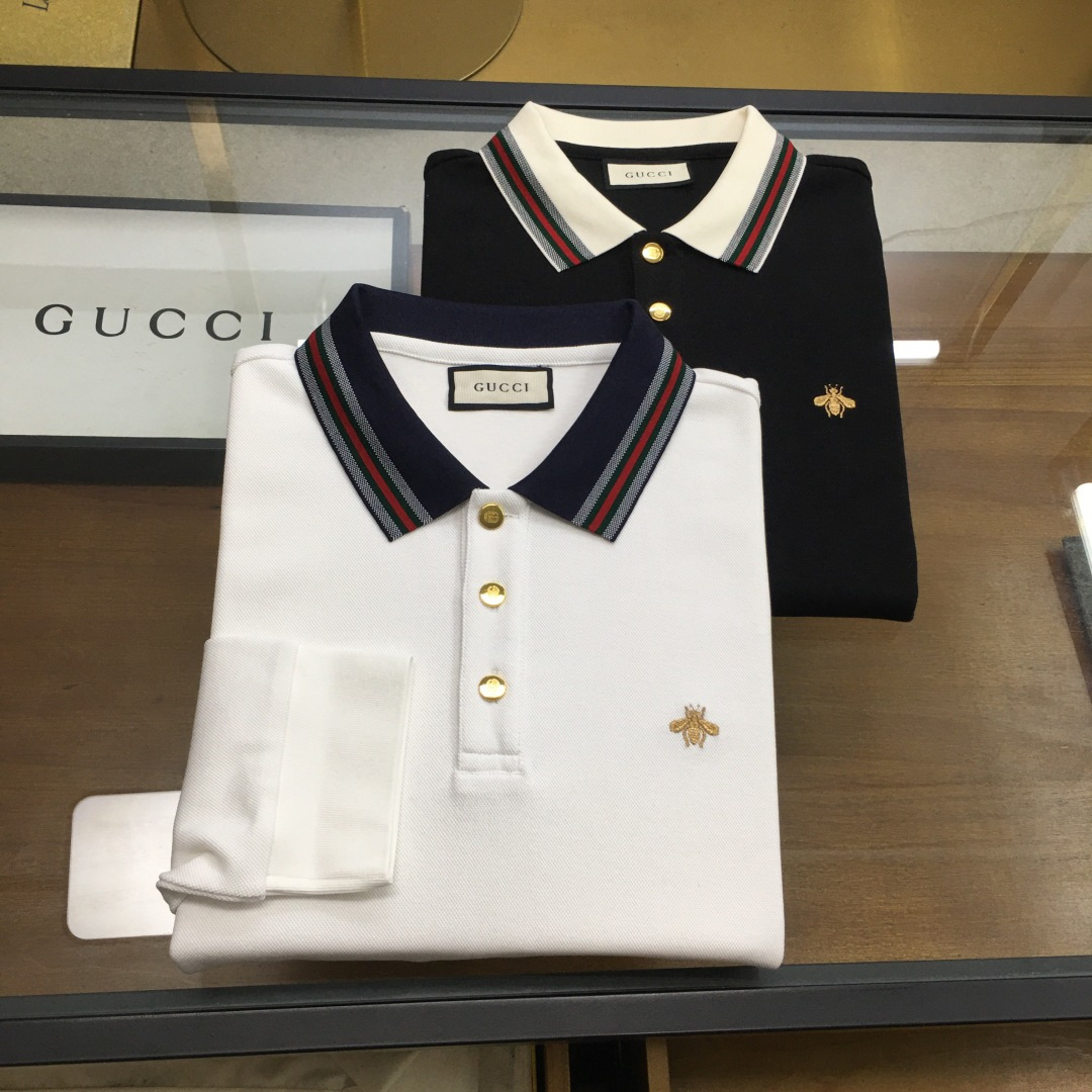 NO:613478,[New product launch] 'Gu.ci' 25 fashion style long-sleeved mercerized pearl cotton polo shirt!  The high-end fashion aesthetic design of the version combined with the three-dimensional cutting version makes the wearing more comfortable and ornamental. The fabric is made of high-weight double-strand mercerized pearl environmentally friendly fabric, which is made by custom weaving and dyeing in a century-old workshop. It is an extremely luxurious and special material. The fabric properties are all excellent, and the mesh structure is fine and natural. After washing, the texture becomes more friendly, with perfect combination of comfort and breathability. The tactile experience is self-evident, and the ultimate luxury enjoyment!  The details are exquisite and elegant, and the sense of quality is everywhere. The details of the accessories are made with top craftsmanship, and the details are quite outstanding. They are engraved with exquisite letters, which is noble and luxurious!  Design Points This model continues the fashionable retro route. The design of the entire POLO shirt is unique and visually outstanding. The latest contrasting color webbing element on the collar is used as a decorative embellishment to enhance the fashion. The mix and match of colors has no sense of violation. The classic logo and embroidery body are made of heavy Tencel. The recognition is very clear, highlighting the overall light luxury and high-end sense!  Fashionable three-gold button placket design, with small flap collar, contrasting color, fashionable and age-reducing, the upper body is full of temperament, elegant and capable, with both style and style, a long-sleeved POLO shirt with excellent versatility and wearability!  Color: white black!  Size M-3XLM, shoulder width 46, bust 106, sleeve length 61, dress length 70..,,alexander wang19860909【新品上市】《Gu.ci》 25时装款长袖丝光珠地棉马球POLO衫！ 版型高端的时尚美学设计结合立体裁剪的版型,使穿着更具舒适性和观赏性. 面料甄选高克重双股丝光珠地环保面料,经过百年工坊定织定染而成,极为奢华特殊的材质,面料属性皆为上乘,网眼结构细腻自然,经过水洗后,肌理变得更具亲和力,舒适性与透气性完美兼备,触感体验不言而喻,奢华极致享受！细节精湛考究,处处尽显品质感. 辅料细节采用顶尖工艺制作,细节颇为出色,上面镌刻有精美字母,高贵的极具奢华感！ 设计点该款继续延续时尚复古的路线,整款POLO衫的设计别具一格,在视觉方面相当出彩,领面最新撞色织带元素,作为修饰点缀,提升了时髦度,色彩之间的混搭结合毫无违和感,经典logo搭配刺绣体以重磅天丝打造而成,辨识度非常鲜明,凸显出整体的轻奢与高级感！ 时尚三金扣开合门襟设计,搭配小翻领袖口撞色时尚且减龄,上身满满的气质感,优雅且干练,型格兼具,百搭实穿性极好的一款长袖POLO衫！ 颜色:白色 黑色！ 尺码M-3XLM码 肩宽46 胸围106 袖长61 衣长70..,,alexander wang,Men's clothing