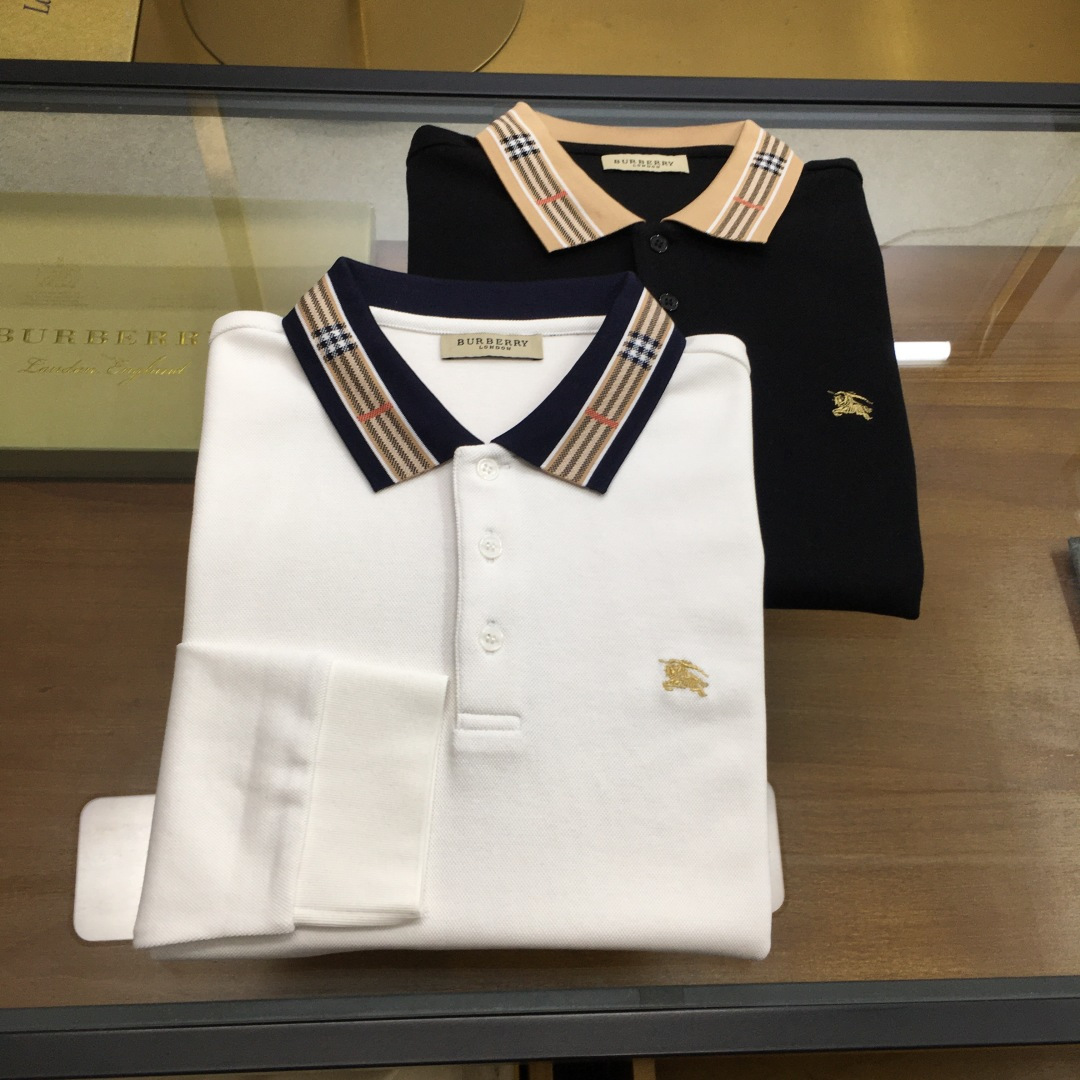 NO:613472,[New product launch] 'Burber..y' 25 fashion style long-sleeved mercerized pearl cotton polo POLO shirt!  The high-end fashion aesthetic design of the version combined with the three-dimensional cutting version makes the wearing more comfortable and ornamental. The fabric is made of high-weight double-strand mercerized pearl environmentally friendly fabric, which is made by custom weaving and dyeing in a century-old workshop. It is an extremely luxurious and special material. The fabric properties are all excellent, and the mesh structure is fine and natural. After washing, the texture becomes more friendly, with perfect combination of comfort and breathability. The tactile experience is self-evident, and the ultimate luxury enjoyment!  The details are exquisite and elegant, and the sense of quality is everywhere. The details of the accessories are made with top craftsmanship, and the details are quite outstanding. They are engraved with exquisite letters, which is noble and luxurious!  Design Points This model continues the fashionable retro route. The design of the entire POLO shirt is unique and visually outstanding. The latest contrasting color webbing element on the collar is used as a decorative embellishment to enhance the fashion. The mix and match of colors has no sense of violation. The classic logo and embroidery body are made of heavy Tencel. The recognition is very clear, highlighting the overall light luxury and high-end sense!  Fashionable three-gold button placket design, with small flap collar, contrasting color, fashionable and age-reducing, the upper body is full of temperament, elegant and capable, with both style and style, a long-sleeved POLO shirt with excellent versatility and wearability!  Color: white black!  Size M-3XLM, shoulder width 46, bust 106, sleeve length 61, dress length 70..,,burberry,alexander wang19860909【新品上市】《Burber..y》 25时装款长袖丝光珠地棉马球POLO衫！ 版型高端的时尚美学设计结合立体裁剪的版型,使穿着更具舒适性和观赏性. 面料甄选高克重双股丝光珠地环保面料,经过百年工坊定织定染而成,极为奢华特殊的材质,面料属性皆为上乘,网眼结构细腻自然,经过水洗后,肌理变得更具亲和力,舒适性与透气性完美兼备,触感体验不言而喻,奢华极致享受！细节精湛考究,处处尽显品质感. 辅料细节采用顶尖工艺制作,细节颇为出色,上面镌刻有精美字母,高贵的极具奢华感！ 设计点该款继续延续时尚复古的路线,整款POLO衫的设计别具一格,在视觉方面相当出彩,领面最新撞色织带元素,作为修饰点缀,提升了时髦度,色彩之间的混搭结合毫无违和感,经典logo搭配刺绣体以重磅天丝打造而成,辨识度非常鲜明,凸显出整体的轻奢与高级感！ 时尚三金扣开合门襟设计,搭配小翻领袖口撞色时尚且减龄,上身满满的气质感,优雅且干练,型格兼具,百搭实穿性极好的一款长袖POLO衫！ 颜色:白色 黑色！ 尺码M-3XLM码 肩宽46 胸围106 袖长61 衣长70..,,burberry,alexander wang,Men's clothing