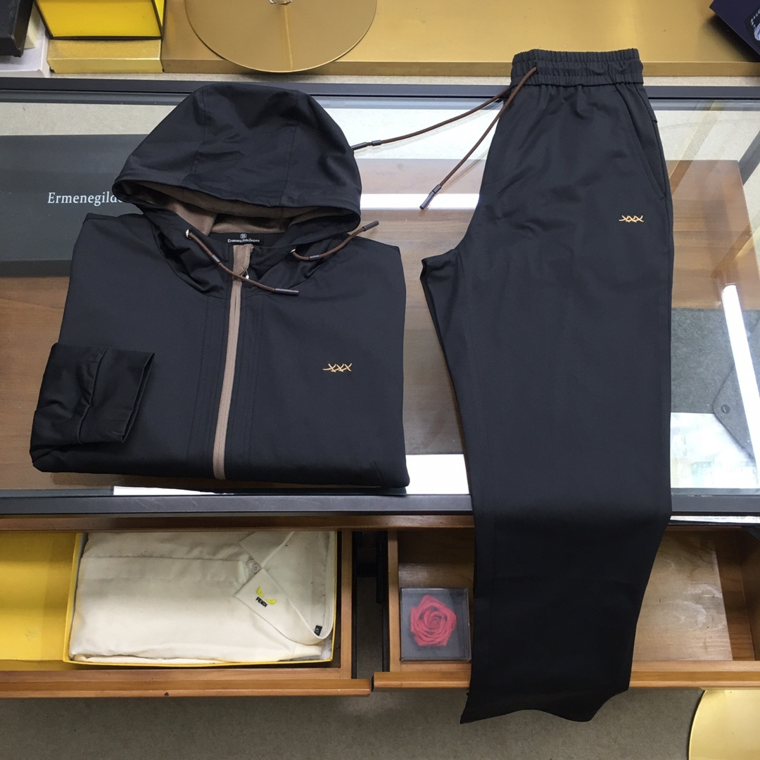 NO:600030,Counter suit jacket and pants 'Zzegn...' can be sold separately. 2025S autumn and spring new counter suit!  Fashionable casual jackets and urban casual sports suits!  The hooded sweatshirt jacket is more age-reducing. You must have a set of autumn and winter sports suits. It is not only comfortable to wear but also very versatile. We highly recommend fashionable sports suits for the new season. The simple solid color design and the XXX embroidery design on the chest make the entire upper body of the suit more stylish and full of energy!  Going out in autumn and winter, the upper body has a sporty and fashionable sense!  The fabric of this suit is comfortable and stylish!  The XXX logo is embroidered on the chest and is designed with diagonal pockets on both sides. The three-dimensional shape is exquisite and not easy to wrinkle. The upper body is comfortable but soft, skin-friendly and delicate. It has strong breathable and moisture-absorbing properties during exercise. It is very comfortable to wear next to the body without any discomfort at all!  Very fashionable and highly recognizable, with exquisite workmanship and perfect sense of detail!  The cutting, sewing and silhouette work very well, highlighting the body proportions!  The style is very fashionable and youthful. It is also the kind of item that everyone needs. It is basic and versatile and has detailed elements. It can be said to be the general trend in the current fashion circle, and it is also a fashion vane. It is a very good choice for home/leisure/sports/daily life!  Jacket, black or gray 48-56, sweatpants, black or gray 48-56, size recommendation (standard version) Height 174kg, try on L size!  Size 48, shoulder width 45, bust 104, length 63, sleeve length 60; waist 78, hip 104, trouser length 100; size 50, shoulder width 46, bust 108, length 64, sleeve length 61; waist 82, hip 108, length 101 pants; size 52, shoulder width 47, bust 112, length 65, sleeve length 62; waist 86, hip 112, length 102 pants;  Size 54, shoulder width 48, bust 116, length 66, sleeve length 63; waist 90, hips 116, pants length 103; size 56, shoulder width 49, bust 120, length 67, sleeve length 64; waist 94, hips 120, length 104 pants;,,hoodie,sweatshirts,jackets & coats,hats,alexander wang19860909专柜套装外套 裤 《Zzegn...》可拆卖. 2025S秋春专柜新品套装！时尚休闲外套 都市休闲运动套装！连帽卫衣外套比较减龄,秋冬运动套装一定拥有一套,不仅穿着舒适而且也很百搭,新一季力推款时尚运动套装,简约的纯色设计,胸口XXX刺绣设计 让整款套装上身更具型格,精气神十足！秋冬出街,上身带有运动感 时尚感！ 此款套装面料质感舒适有型！胸前XXX标志刺绣点缀 双侧斜插口袋设计.版型立体精致不易起皱,上身舒适却不失柔软度,亲肤细腻,在运动时起到透气吸湿的强悍性能,贴身穿着都非常舒适,毫无不适感可言！非常时尚且极具奢华辨识度,精湛的做工与完美至极的细节感！剪裁缝制以及廓形的效果甚好,凸显身材比例！版型非常时尚显年轻,也是人人都需要的那种单品,又基础百搭又有细节化元素,可以说是目前时尚圈的大势,更是流行风向标,居家/休闲/运动/日常都是非常不错的选择！ 外套,黑色、灰色48-56, 卫裤,黑色、灰色48-56, 尺码推荐（标准版型） 身高174-斤,试穿L码合适！ 48码肩宽45胸围104衣长63袖长60；  腰围78臀围104裤长100； 50码肩宽46胸围108衣长64袖长61； 腰围82臀围108裤长101； 52码肩宽47胸围112衣长65袖长62； 腰围86臀围112裤长102； 54码肩宽48胸围116衣长66袖长63； 腰围90臀围116裤长103； 56码肩宽49胸围120衣长67袖长64； 腰围94臀围120裤长104；,,hoodie,sweatshirts,jackets & coats,hats,alexander wang,Men's clothing