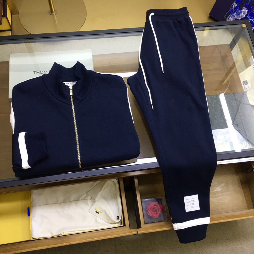 NO:600027,The new suit jacket and pants P 'T.B' can be sold separately. The 25TB explosive version of the cardigan jacket suit is coming. Upgraded and customized double-sided sports cotton fabric, soft and delicate, high-end texture, heavy craftsmanship golden copper zippers to highlight quality, custom woven webbing trimming technology, simple and quality, four-bar fabric classic decoration and red, white and blue three-color webbing perfectly blended. Black, navy blue, M-3XL,, jackets & coats, alexander wang19860909新品套装外套裤P《T.B》可拆卖 25TB爆炸版开衫外套套装来袭 升级定制双面运动棉面料,柔软细腻,高级质感凸显,重工艺金色铜拉链彰显品质,定制编织织带饰边工艺,简洁品质兼顾,四道杠织物经典装饰与红白蓝三色织带完美融合 黑,藏蓝色,Ｍ-3XL,,jackets & coats,alexander wang,Men's clothing