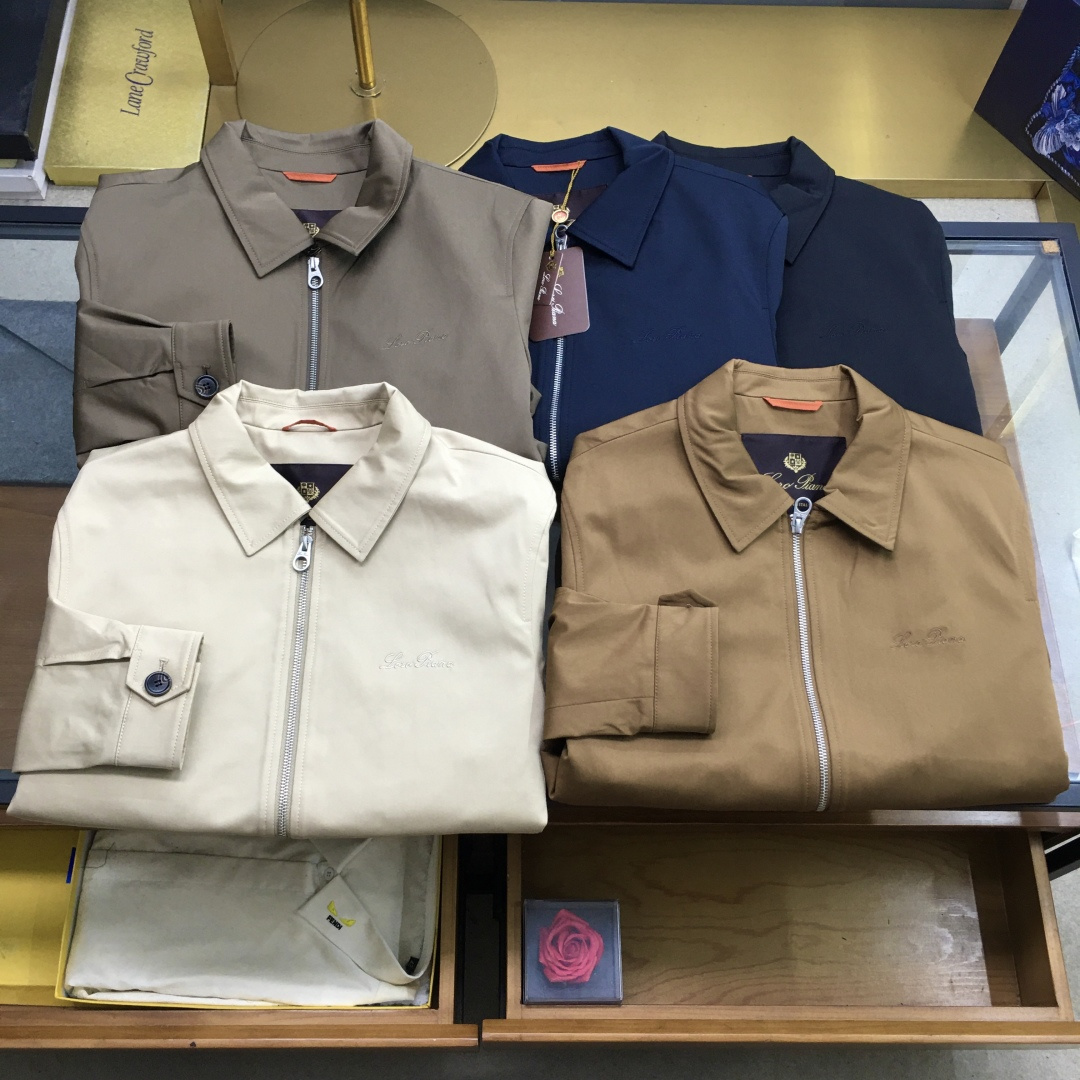 NO:685893,New product [LP] 25FW early autumn new Tencel cotton blended lapel jacket, men's classic letter logo embroidered business casual zipper executive jacket!  Trading company channels are rare, leading official website sales!  A decent and high-quality jacket, with its excellent material, exquisite craftsmanship and unique design, it has become the favorite of many business people!  This jacket is made of Tencel Lyocell cotton blend fabric. When you touch it gently, you can feel the silky smooth touch, as if your fingertips are sliding over delicate satin!  This kind of fabric is not only silky in texture, but also crisp and stylish. When you put it on, you will instantly exude a capable and confident temperament!  The design of the classic plaid lining not only adds a sense of fashion, but is also close-fitting, comfortable and breathable!  The classic letter logo embroidery on the chest is like a bright pearl, inlaid in the center of the jacket. Every stitch and thread is carefully carved. The embroidered letters are clear and delicate, as if telling the story and inheritance of the brand!  It is not only a simple logo, but also a symbol of high-end luxury status, allowing you to stand out from the crowd and show your unique taste and style!  Look at the zipper engraved with the brand logo, it is like a work of art, exuding a unique light!  The design of the zipper is not only beautiful and elegant, but also very smooth to use. You can easily open and close it with a gentle pull. Every time you pull the zipper, you can feel the sophistication and sophistication, as if you are touching a precious treasure!  The addition of customized horn buttons adds a retro and elegant atmosphere to this jacket. The horn buttons are made of natural material and have a warm texture. Each button has been carefully selected and polished to complement the overall style of the jacket!  The lapel executive jacket is cut in a classic style, which is simple yet grand, stable yet fashionable!  The design of the lapel is just right, which can not only modify the neck line, but also show a capable and confident temperament!  Khaki/khaki/camel/navy/black, five colors available!  Size 48-56 Size 48 has shoulder width 46cm - chest 110cm - dress length 64cm - sleeve length 61cm Size 50 has shoulder width 47cm - chest 114cm - dress length 65cm - sleeve length 62cm Size 52 has shoulder width 48cm - chest 118cm - dress length 66cm - sleeve length 63cm  Size 54 has shoulder width 49cm - chest 122cm - dress length 68cm - sleeve length 64cm. Size 56 has shoulder width 50cm - chest 126cm - dress length 70cm - sleeve length 65cm. Size recommendation (standard version). Height 174-140 catties. Try on size 50 which is suitable!  For boys weighing less than 130 kilograms, choose size 48, between 130 and 143 kilograms, choose size 50, between 143 and 156 kilograms, choose size 52, between 156 and 170 kilograms, choose size 54, and between 170 and 185 kilograms, choose size 56!  ,,loro piana,jackets & coats,jackets & coats,silk fabric,19860909新品【LP】 25FW早秋新款天丝棉质混纺翻领夹克,男士经典字母标识刺绣商务休闲拉链行政夹克外套！贸易公司渠道稀出,领先官网发售！一件得体且高品质的夹克,它以卓越的材质、精湛的工艺和独特的设计,成为众多商务人士的心头好！ 这款夹克采用天丝莱赛尔棉质混纺面料,当你轻轻触摸,便能感受到那如丝般顺滑的触感,仿佛指尖在细腻的绸缎上滑过！这种面料不仅质地丝滑,而且挺括有型,穿上它整个人瞬间散发出一种干练、自信的气质！内里经典格纹内里的设计,不仅增添了一份时尚感,更贴身舒适透气！胸前经典字母标识刺绣,犹如一颗璀璨的明珠,镶嵌在夹克的正中央,每一针每一线都精心雕琢,刺绣的字母清晰而精致,仿佛在诉说着品牌的故事和传承！它不仅仅是一个简单的标识,更是高奢身份的象征,让你在人群中脱颖而出,展现出与众不同的品味和格调！ 再看那刻有品牌Logo的拉链,它就像一件艺术品,散发着独特的光芒！拉链的设计不仅美观大方,而且使用起来非常顺畅,轻轻一拉,就能轻松开合,每一次拉动拉链,都能感受到那种精致和考究,仿佛在触摸一件珍贵的宝物！而定制牛角扣的加入,更是为这款夹克增添了一份复古和优雅的气息,牛角扣的材质天然,质感温润,每一颗扣子都经过精心挑选和打磨,与夹克的整体风格相得益彰！翻领行政夹克版型裁剪,它延续了经典的行政风格,简洁而不失大气,稳重而不失时尚！翻领的设计恰到好处,既能够修饰颈部线条,又能够展现出一种干练和自信的气质！卡其/土黄/驼色/藏青/黑色,五色入！尺码48-56 48码肩宽46cm-胸围110cm-衣长64cm-袖长61cm 50码肩宽47cm-胸围114cm-衣长65cm-袖长62cm 52码肩宽48cm-胸围118cm-衣长66cm-袖长63cm 54码肩宽49cm-胸围122cm-衣长68cm-袖长64cm 56码肩宽50cm-胸围126cm-衣长70cm-袖长65cm 尺码推荐（标准版型） 身高174-140斤,试穿50码合适！ 男生体重130斤以内选择48码,130-143斤选择50码,143-156斤选择52码,156-170斤选择54码,170-185斤选择56码！,,loro piana,jackets & coats,jackets & coats,silk fabric,,Men's clothing