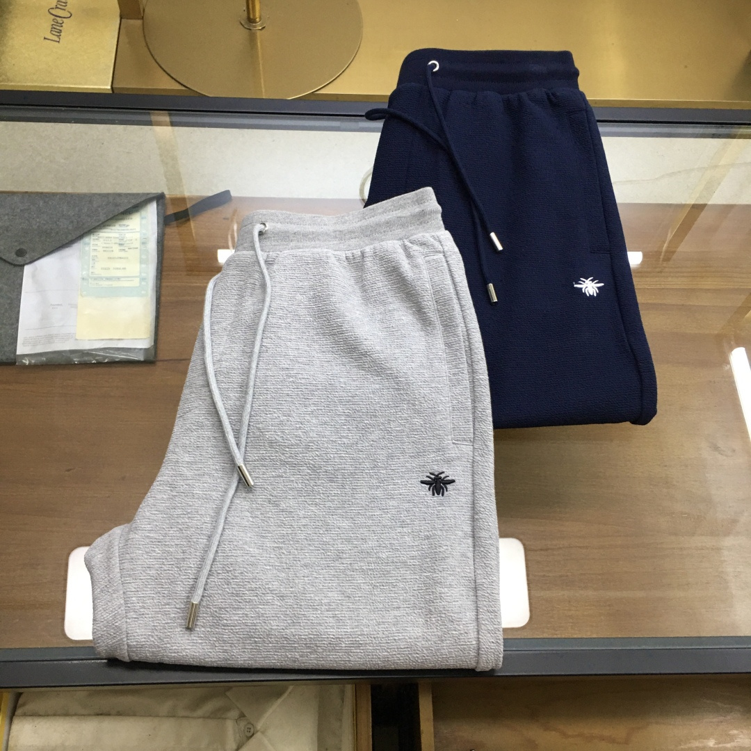 NO:712127,New product after the year [Dio..] Autumn and winter/AW plain wrinkled cotton C*D little bee trousers. These trousers reinterpret classic wardrobe items with high-end elements. Made of exclusive custom-made cabinet-grade plain wrinkled cotton sapphire blue cotton blended knitted fabric, with a threaded waistband, delicate embroidery of the little bee pattern on the front panel, embroidery of the CD logo on the back panel, side pockets and rear patch pockets, creating a casual and fashionable look. Gray, sapphire blue M～3XL,, dior,19860909年后 新品【Dio..】 秋冬/AW 素皱棉C*D小蜜蜂长裤 这款长裤以高订元素重新诠释经典衣橱单品.采用独家定制贵柜级素皱棉宝石蓝色棉质混纺针织面料精心制作,搭配螺纹腰头,前幅饰以小蜜蜂图案精致刺绣,后幅饰以CD标识刺绣,侧面口袋和后幅贴袋,打造休闲时尚造型 灰色,宝石蓝M～3XL,,dior,,Men's clothing