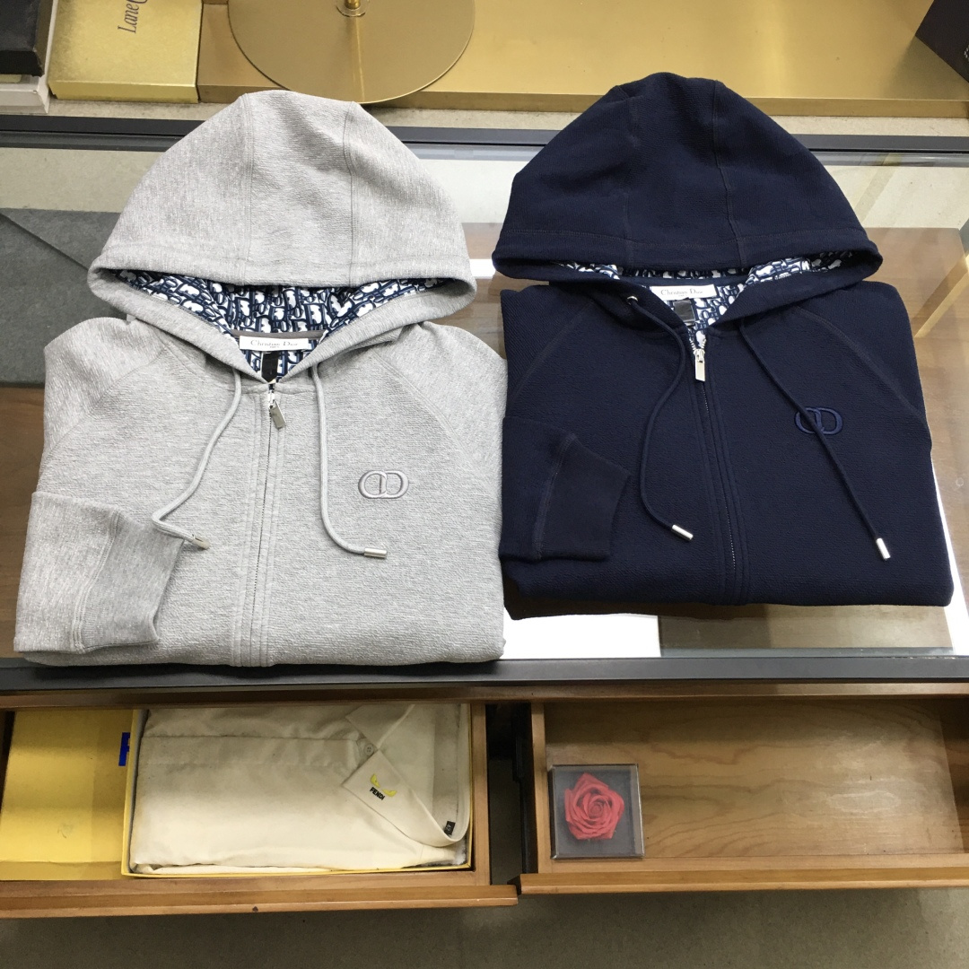 NO:712130,New product after the year [Dio..r] Autumn/Winter/AW plain wrinkled cotton C*D little bee hooded jacket This hooded jacket combines classic high-order temperament into a basic item. It is carefully made of exclusive custom-made cabinet-grade plain wrinkled cotton sapphire blue cotton blended knitted fabric. It is decorated with CD logo embroidery on the front panel and exquisite embroidery of the bee pattern on the back panel. The inside of the hood is decorated with Oblique printing and kangaroo pockets to create a casual and fashionable look.  Gray, sapphire blue M～3XL,, dior, jackets & coats, jackets & coats, hats,19860909年后 新品【Dio..r】 秋冬/AW 素皱棉C*D小蜜蜂连帽外套 这款连帽外套夹克将经典高订气质融入基本款单品.采用独家定制贵柜级素皱棉宝石蓝色棉质混纺针织面料精心制作,前幅饰以CD标识刺绣,后幅小蜜蜂图案精致刺绣,连帽内侧通体饰以Oblique印花,袋鼠式口袋,打造休闲时尚造型 灰色,宝石蓝M～3XL,,dior,jackets & coats,jackets & coats,hats,,Men's clothing