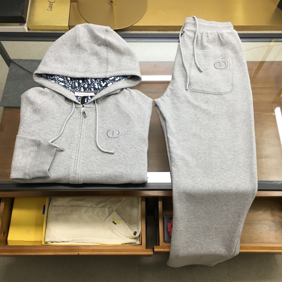 NO:712133,After the New Year Suit Jacket and Pants [Dio..r] For Sale Autumn/Winter/AW Plain Wrinkle Cotton C*D Little Bee Hooded Jacket This hooded jacket combines classic high-end temperament into a basic item. It is carefully made of exclusive custom-made cabinet-grade plain wrinkled cotton sapphire blue cotton blended knitted fabric. It is decorated with CD logo embroidery on the front and delicate embroidery of the little bee pattern on the back. The inside of the hood is decorated with Oblique printing and kangaroo pockets to create a casual and fashionable look.  Gray, sapphire blue M～3XL,, dior, jackets & coats, jackets & coats, hats,19860909年后 新品套装外套裤【Dio..r】拆卖 秋冬/AW 素皱棉C*D小蜜蜂连帽外套 这款连帽外套夹克将经典高订气质融入基本款单品.采用独家定制贵柜级素皱棉宝石蓝色棉质混纺针织面料精心制作,前幅饰以CD标识刺绣,后幅小蜜蜂图案精致刺绣,连帽内侧通体饰以Oblique印花,袋鼠式口袋,打造休闲时尚造型 灰色,宝石蓝M～3XL,,dior,jackets & coats,jackets & coats,hats,,Men's clothing