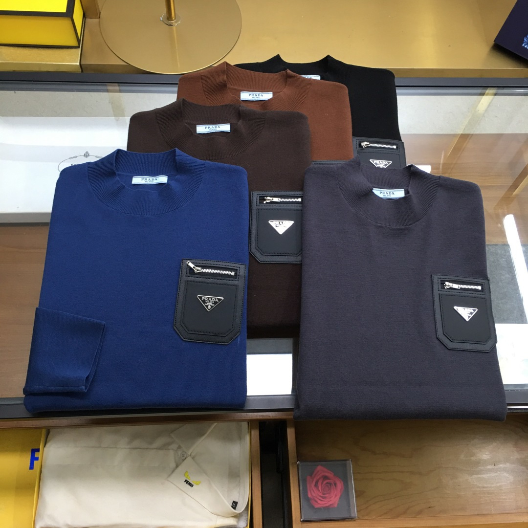 NO:606490,High-end sweater 'Prad..' next day delivery 2025 autumn and winter latest men's half-turtleneck sweater with embroidered logo. The whole sweater is made of pineapple knitting method. It looks very full and delicate when worn on the body. The simple high-end style looks particularly subtle and restrained.  Elegant and elegant; the iconic embroidered logo on the chest brings a strong visual effect. It is matched with exquisite 3D three-dimensional embroidery technology. It is concave and convex, full and stylish. It has a high degree of brand identity, bright spots, details and quality. It is a ceiling-level luxury product!  The fabric is 48 merino wool and other high-quality materials. It feels tight and elastic, delicate and soft, comfortable and skin-friendly. The upper body has a particularly good three-dimensional sense. There is no sense of binding when worn close to the body. The drape is also great. It does not pill and deform after long-term wear and washing. Sizes M-3XL (the model is 172 cm and 148 pounds, and the size L is suitable when trying on it. 3xl can wear 195-200 pounds)  5 colors: black, gray, burgundy, caramel, blue., prada, sweaters, alexander wang19860909高端毛衣《Prad..》隔天货 2025秋冬最新绣标logo男士半高领毛衣,整衣采用菠萝针织法,穿在身上看,非常饱满精致,简约高端风格显得格外含蓄内敛, 斯文雅致；胸前标志性刺绣logo徽标,带来强烈的视觉效果,搭配精致3D立体刺绣工艺,凹凸有致,饱满有型,品牌标识度极高,有亮点有细节有品质,天花板级的顶奢尚品！面料48美丽诺羊毛优质其他,手感紧密高弹,细腻柔软,舒适亲肤,上身立体感特别好,贴身穿着也毫无扎感,垂坠感也超赞,久穿久洗不起球不变形. 尺码M-3XL（模特172厘米148斤试穿L码合适,3xl能穿195-200斤） 5个颜色黑色,灰色,酒红,焦糖色,蓝色.,,prada,sweaters,alexander wang,Men's clothing