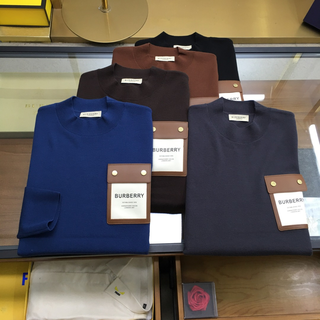 NO:606494,High-end sweater 'Burber..y..' available next day. The latest men's half-turtleneck sweater with embroidered logo for autumn and winter 2025. The whole sweater is made of pineapple knitting method. It looks very full and delicate when worn on the body. The simple high-end style looks particularly subtle and restrained.  Elegant and elegant; the iconic embroidered logo on the chest brings a strong visual effect. It is matched with exquisite 3D three-dimensional embroidery technology. It is concave and convex, full and stylish. It has a high degree of brand identity, bright spots, details and quality. It is a ceiling-level luxury product!  The fabric is 48 merino wool and other high-quality materials. It feels tight and elastic, delicate and soft, comfortable and skin-friendly. The upper body has a particularly good three-dimensional sense. There is no sense of binding when worn close to the body. The drape is also great. It does not pill and deform after long-term wear and washing. Sizes M-3XL (the model is 172 cm and 148 pounds, and the size L is suitable when trying on it. 3xl can wear 195-200 pounds)  5 colors: black, gray, burgundy, caramel, blue.,,burberry,sweaters,alexander wang19860909高端毛衣《Burber..y..》隔天货 2025秋冬最新绣标logo男士半高领毛衣,整衣采用菠萝针织法,穿在身上看,非常饱满精致,简约高端风格显得格外含蓄内敛, 斯文雅致；胸前标志性刺绣logo徽标,带来强烈的视觉效果,搭配精致3D立体刺绣工艺,凹凸有致,饱满有型,品牌标识度极高,有亮点有细节有品质,天花板级的顶奢尚品！面料48美丽诺羊毛优质其他,手感紧密高弹,细腻柔软,舒适亲肤,上身立体感特别好,贴身穿着也毫无扎感,垂坠感也超赞,久穿久洗不起球不变形. 尺码M-3XL（模特172厘米148斤试穿L码合适,3xl能穿195-200斤） 5个颜色黑色,灰色,酒红,焦糖色,蓝色.,,burberry,sweaters,alexander wang,Men's clothing