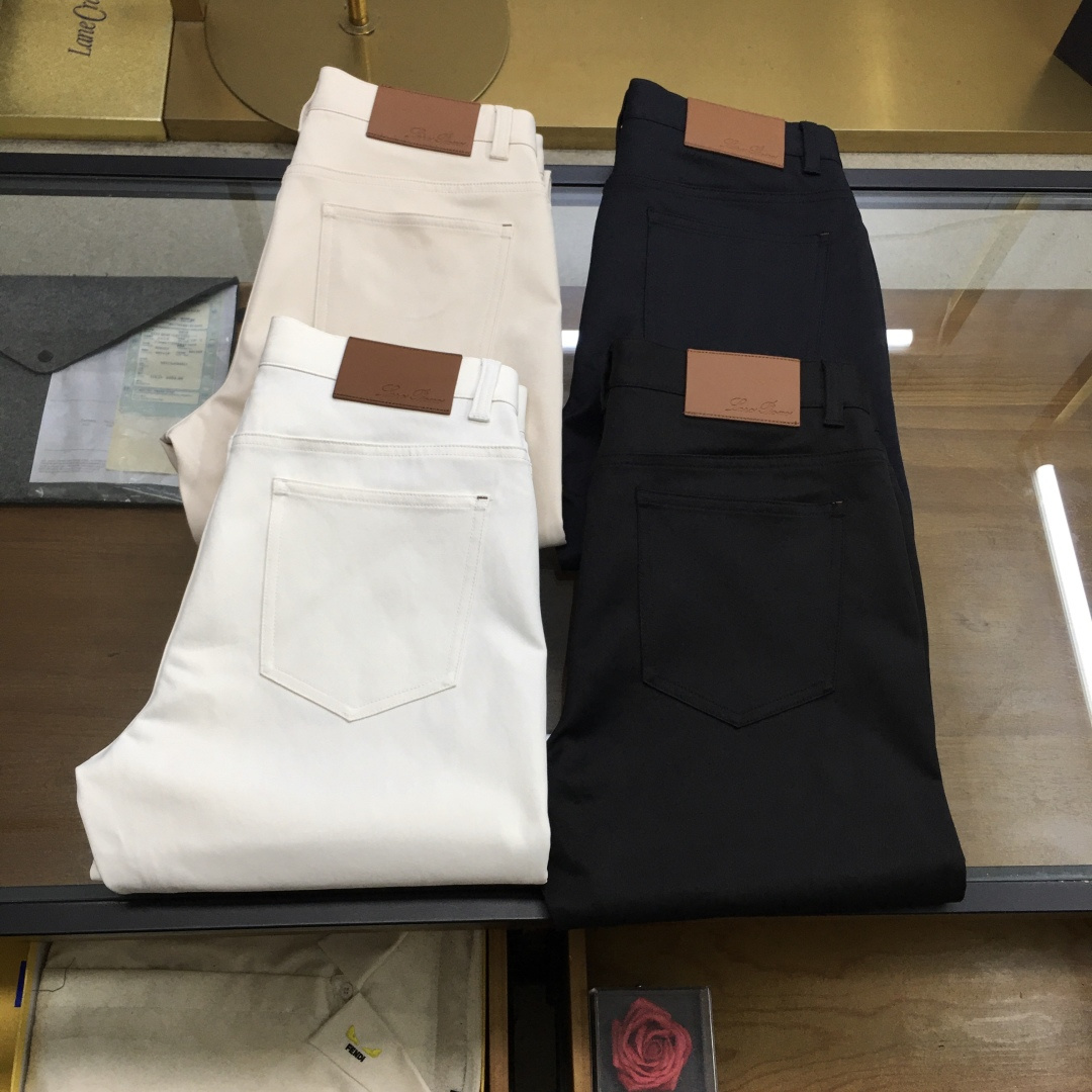 NO:606531,New products at the counter [LP] 25FW new autumn and winter lyocell tencel blended twill straight casual pants, men's classic embossed leather logo nameplate business casual versatile trousers!  Trading company channels are rare, leading official website sales!  At a time when the boundaries between business and leisure are increasingly blurred, a pair of pants that can perfectly accommodate both scenarios is particularly valuable!  LP's new straight-leg pants stand out in the demand of this era and have become a must-have item in many men's wardrobes!  This pair of trousers is made of custom blended fabrics supplied by customers, carefully proportioned from 95 polyester fiber + 3 lyocell + 2 spandex. The polyester fiber gives the trousers excellent durability and wrinkle resistance, and the addition of lyocell brings a unique skin-friendly experience to the trousers!  The 2 spandex plays the finishing touch. It adds just the right amount of elasticity to the trousers, allowing the trousers to maintain a straight fit while also adapting to men of different body shapes and allowing them to move freely!  Customized YKK metal zippers, metal buttons and studs engraved with the brand logo are the finishing touch in the details. The metal buttons are shiny and full of texture, and the brand logo on each button is clearly visible, highlighting the unique charm of the brand!  The embossed leather nameplate on the back waist is a status symbol of these pants!  Exquisite embossing technology clearly presents the brand logo and related information on the leather label. The leather material is of high quality and feels soft and delicate!  When you turn slightly in a business situation, the leather nameplate on your back waist will be revealed inadvertently, instantly enhancing your overall temperament and making you stand out from the crowd, highlighting your unique identity and taste!  The straight version is not flattering on your body shape, so it can be easily controlled no matter you are tall, short, fat or thin!  The straight design can well modify the leg lines and make the legs look straighter and slender. For men with less than perfect leg shapes, the straight version can cleverly cover up shortcomings and show perfect leg proportions!  Black/blue/off-white/khaki, four colors included!  Size 30-40 Size 30 waist 74cm - hip 96cm - front 26cm - thigh 56cm - trouser length 100cm - trouser leg 33cm Size 31 waist 77cm - hip 98cm - front 26cm - thigh 57cm - trouser length 101cm - trouser leg 33cm  Size 32 waist 80cm - hip 100cm - front 27cm - thigh 58cm - trouser length 102cm - trouser leg 34cm Size 33 waist 83cm - hip 103cm - front 27cm - thigh 59cm - trouser length 103cm - trouser leg 34cm  Size 34 waist 86cm - hip 106cm - front 28cm - thigh 60cm - trouser length 104cm - trouser leg 35cm Size 35 waist 89cm - hip 110cm - front 28cm - thigh 62cm - trouser length 104cm - trouser leg 35cm  Size 36 waist 92cm - hip 112cm - front 29cm - thigh 64cm - trouser length 105cm - trouser leg 36cm Size 38 waist 96cm - hip 114cm - front 29cm - thigh 66cm - trouser length 105cm - trouser leg 36cm Recommended size (standard version) Height 174-140 catties, try on size 32!  For boys weighing less than 130 pounds, choose size 30, between 130 and 138 pounds, choose size 31, between 138 and 146 pounds, choose size 32, between 146 and 154 pounds, choose size 33, between 154 and 162 pounds, choose size 34, between 162 and 170 pounds, choose size 35, between 170 and 178 pounds, choose size 36, and between 178 and 188 pounds, choose size 38!  ,,loro piana,alexander wang19860909专柜新品【LP】 25FW秋冬新款莱赛尔天丝混纺斜纹直筒休闲裤,男士经典压花皮标铭牌商务休闲百搭长裤！贸易公司渠道稀出,领先官网发售！在商务与休闲的边界日益模糊的当下,一款能完美兼顾两种场景的裤子显得尤为珍贵！LP新款直筒裤便是在这样的时代需求中脱颖而出,成为众多男士衣橱里的必备单品！ 这款裤装采用客供定制混纺面料,由95聚酯纤维+3莱赛尔+2氨纶精心配比而成,聚酯纤维赋予了裤子出色的耐用性和抗皱性,莱赛尔的加入则为裤子带来了独特的亲肤体验！而2氨纶则起到了画龙点睛的作用,它为裤子增添了恰到好处的弹性,使裤子在保持直筒版型的同时,又能适应不同身材的男士,活动自如！定制的YKK金属拉链,刻有品牌Logo的金属纽扣和撞钉,更是细节之处的点睛之笔,金属纽扣光泽亮丽,质感十足,每一个纽扣上的品牌Logo都清晰可见,彰显着品牌的独特魅力！ 后腰的压花皮标铭牌,是这款裤子的身份象征！精致的压花工艺,将品牌标志和相关信息清晰地呈现在皮标上,质感上乘的皮革材质,手感柔软细腻！当你在商务场合中微微转身,后腰的皮标铭牌便会不经意间展露出来,瞬间提升你的整体气质,让你在人群中脱颖而出,彰显出与众不同的身份和品味！直筒版型不挑身材,无论你是高矮胖瘦,都能轻松驾驭！直筒的设计能够很好地修饰腿部线条,使腿部看起来更加笔直修长,对于腿型不太完美的男士来说,直筒版型能够巧妙地掩盖缺点,展现出完美的腿部比例！黑色/蓝色/米白/卡其,四色入！尺码30-40 30码腰围74cm-臀围96cm-前档26cm-大腿围56cm-裤长100cm-裤脚33cm  31码腰围77cm-臀围98cm-前档26cm-大腿围57cm-裤长101cm-裤脚33cm  32码腰围80cm-臀围100cm-前档27cm-大腿围58cm-裤长102cm-裤脚34cm  33码腰围83cm-臀围103cm-前档27cm-大腿围59cm-裤长103cm-裤脚34cm  34码腰围86cm-臀围106cm-前档28cm-大腿围60cm-裤长104cm-裤脚35cm  35码腰围89cm-臀围110cm-前档28cm-大腿围62cm-裤长104cm-裤脚35cm  36码腰围92cm-臀围112cm-前档29cm-大腿围64cm-裤长105cm-裤脚36cm  38码腰围96cm-臀围114cm-前档29cm-大腿围66cm-裤长105cm-裤脚36cm 尺码推荐（标准版型） 身高174-140斤,试穿32码合适！ 男生体重130斤以内选择30码,130-138斤选择31码,138-146斤选择32码,146-154斤选择33码,154-162斤选择34码,162-170斤选择35码,170-178斤选择36码,178-188斤选择38码！,,loro piana,alexander wang,Men's clothing