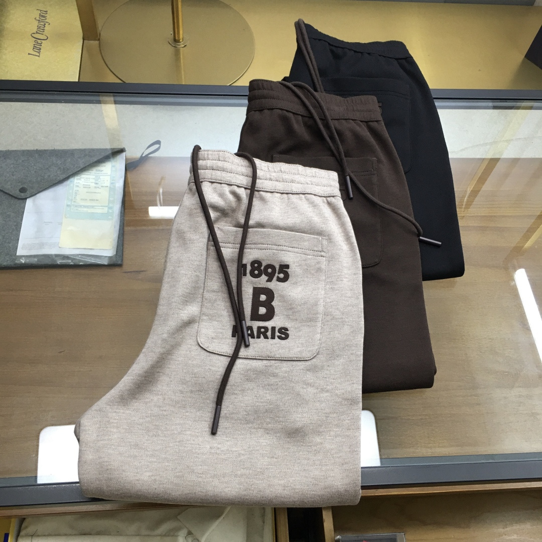 NO:606519,New products at the counter [Bulu Title] 25SS new autumn and winter ultra-soft cotton drawstring casual trousers, men's classic badge embroidered three-dimensional center seam straight casual trousers!  Trading company channels are rare, leading official website sales!  A masterpiece of trousers specially crafted for you who pursue both ultimate comfort and fashion. From material selection to design, every detail reveals extraordinary taste and ingenuity!   The trousers are made of custom-made ultra-soft pure cotton fabric, which has been treated with special techniques. Not only does it have an extremely skin-friendly touch like baby's skin, it makes people feel like they are being wrapped up in tenderness as soon as they put it on, and they don't want to take it off!  It also has excellent comfort and warmth, keeping the skin warm and breathing freely, allowing you to enjoy a comfortable wearing experience!  And its excellent drape makes the trousers hang down naturally, smoothly and elegantly, showing an inadvertent sense of luxury!  The classic badge embroidery on the front is undoubtedly the finishing touch. It uses fine stitching to outline a unique pattern, which not only demonstrates the exquisite craftsmanship, but also gives the trousers a unique cultural charm and fashionable atmosphere!  The drawstring elastic waist design not only ensures the convenience of wearing, but also allows you to freely adjust the tightness according to your personal waistline, allowing you to enjoy a unrestricted wearing experience!  The casual straight-cut cut retains the crispness and three-dimensionality of the trousers without losing the spontaneity and ease!  The design of the seams in the middle of the trouser legs cleverly modifies the leg lines, making the legs look more slender and straight. Whether paired with sports shoes or casual leather shoes, it can easily create a fashionable and three-dimensional look!  Brown/black/khaki, 3 colors included!  Size 48-56 Size 48 waist 76/82cm - hip 100cm - front 31cm - thigh 62cm - trouser length 103cm - trouser leg 39cm Size 50 waist 80/86cm - hip 104cm - front 32cm - thigh 63cm - trouser length 104cm - trouser leg 40cm  Size 52 waist 84/90cm - hip 108cm - front 32cm - thigh 64cm - trouser length 105cm - trouser leg 41cm Size 54 waist 88/94cm - hip 112cm - front 33cm - thigh 66cm - trouser length 106cm - trouser leg 42cm  Size 56, waist 92/98cm - hip 116cm - front 33cm - thigh 68cm - trouser length 107cm - trouser leg 43cm Recommended size (standard version) Height 174-140 catties, try on size 50!  Boys weighing less than 130 kilograms should choose size 48, 130-143 kilograms should choose size 50, 143-156 kilograms should choose size 52, 156-172 kilograms should choose size 54, and 172-188 kilograms should choose size 56!  ,,sneakers,alexander wang19860909专柜新品【布鲁题】 25SS秋冬新款超轻柔棉质抽绳休闲裤,男士经典徽章刺绣立体中缝线直筒休闲长裤！贸易公司渠道稀出,领先官网发售！一款专为追求极致舒适与时尚并重的你精心打造的裤装杰作,从选材到设计,每一个细节都透露着不凡的品味与匠心独运！  该裤装采用客供定制超轻柔纯棉面料,经过特殊工艺处理,不仅拥有如婴儿肌肤般极致亲肤的触感,让人一穿上便仿佛被温柔包裹,不愿脱下！更兼具了出色的舒适性与保暖性,保持肌肤的温度与自由呼吸,让你尽享自在无拘的穿着体验！而其优良的垂坠感,则让裤装自然垂落,流畅而优雅,展现出一种不经意的高级感！ 前幅的经典徽章刺绣无疑是点睛之笔,以精细的针法,勾勒出独特的图案,不仅彰显了精湛的工艺水平,更赋予了裤装独特的文化韵味与时尚气息！抽绳松紧裤腰设计,既保证了穿着的便捷性,又能够根据个人腰围自由调节松紧度,享受无拘无束的穿着感受！休闲直筒版型剪裁方式,既保留了裤装的挺括与立体感,又不失随性与自在！而裤腿中缝线的设计,则巧妙地修饰了腿部线条,让腿部看起来更加修长笔直,无论是搭配运动鞋还是休闲皮鞋,都能轻松营造出时尚又立体的造型效果！棕色/黑色/卡其,3色入！尺码48-56 48码腰围76/82cm-臀围100cm-前档31cm-大腿围62cm-裤长103cm-裤脚39cm 50码腰围80/86cm-臀围104cm-前档32cm-大腿围63cm-裤长104cm-裤脚40cm 52码腰围84/90cm-臀围108cm-前档32cm-大腿围64cm-裤长105cm-裤脚41cm 54码腰围88/94cm-臀围112cm-前档33cm-大腿围66cm-裤长106cm-裤脚42cm 56码腰围92/98cm-臀围116cm-前档33cm-大腿围68cm-裤长107cm-裤脚43cm 尺码推荐（标准版型） 身高174-140斤,试穿50码合适！ 男生体重130斤以内选择48码,130-143斤选择50码,143-156斤选择52码,156-172斤选择54码,172-188斤选择56码！,,sneakers,alexander wang,Men's clothing