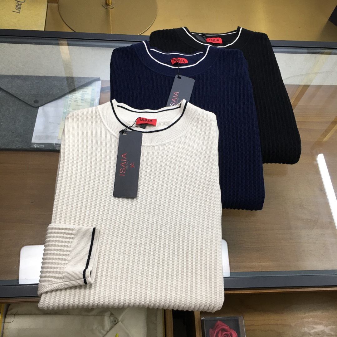 NO:606549,New products at the counter [ISAiA] 25 new autumn and winter twist knitted style wool blended sweaters, men's old money style casual urban sweaters. Shared by top domestic sales channels, Italy's top luxury brand isaia. Minimalist and elegant design, twisted knitted shape, high-end wool blended fabrics, showing the brand's luxurious temperament, a must-have for urban men!  All of Isaia's clothing uses the most top-notch fabrics in today's clothing industry, coupled with Italy's unique traditional craftsmanship, making the brand a 'real luxury product in the clothing industry.'  It has a good reputation. Each piece of clothing will be inspected at least 6 times inside and out before it is released to ensure that all the quality can reach the highest level. No matter what aspect, it is undoubtedly the best choice. The style must be effective on the upper body, perfectly cut, unique in design, and long-lasting. The aristocratic aura of the upper body cannot be replaced, and it is very classy!  The overall shape is elegant and elegant, and the fabric is made of high-end wool knitted yarn, which has a perfect touch against the skin, a natural drape, and is super comfortable and pleasant to wear next to the body. The texture is different from ordinary knitted fabrics, and the overall wiring workmanship is very clear and meticulous!  High-end fashion products that are visible to the naked eye!  Size M-3XL Color Black Cream Royal Blue M Size Bust 100 Shoulder Width 43 Sleeve Length 62 Clothes Length 67 L Size Chest 104 Shoulder Width 44 Sleeve Length 63 Clothes Length 68  Bust 116, Shoulder Width 47, Sleeve Length 66, Clothes Length 71. Size recommendation: Wear M size if you are under 130 catties, L size if you are 130-145 catties, XL size if you are 145-160 catties, 2XL size if you are 160-175 catties, 3XL size if you are 175-185 kg, sweaters, alexander wang19860909专柜新品【ISAiA】 25秋冬新款麻花针织造型羊毛混纺毛衣,男士老钱风休闲都市针织衫.顶级内销渠道分享,意大利顶级奢侈品牌isaia.极简大气的设计,麻花针织造型,高端羊毛混纺面料,呈现出品牌的奢华气质范儿,都市型男必备！ Isaia所有服饰均选用现今服装界最顶级的面料,加上意大利得天独厚的传统手工艺使得该品牌又有 “服装界真正的奢侈品” 之美誉.每件服饰在面世前至少会被里里外外检查6遍以上,以保证所有的品质都能达到的级别.的东西无论是哪个方面无疑都是最好的选择,款式要上身有效果,剪裁完美,设计独特,而且经久不衰,上身的贵族气场无法替代,并且很有档次！ 整体造型大气典雅,面料采用高端羊毛针织纱线,触肤感完美,垂感自然,贴身穿做超级舒适宜人.质感区分普通针织面料,整体走线做工非常明朗缜密！肉眼可辨的高端的时尚产物！尺码M-3XL 颜色黑色 奶白 宝蓝 M码 胸围100 肩宽43 袖长62 衣长67 L码 胸围104 肩宽44 袖长63 衣长68 XL码胸围108 肩宽45 袖长64 衣长69 2XL码 胸围112 肩宽46 袖长65 衣长70 3XL码 胸围116 肩宽47 袖长66 衣长71 尺码推荐 130斤以内穿M码,130-145斤穿L码,145-160斤穿XL码,160-175斤穿2XL码,175-185斤穿3XL码,,sweaters,alexander wang,Men's clothing