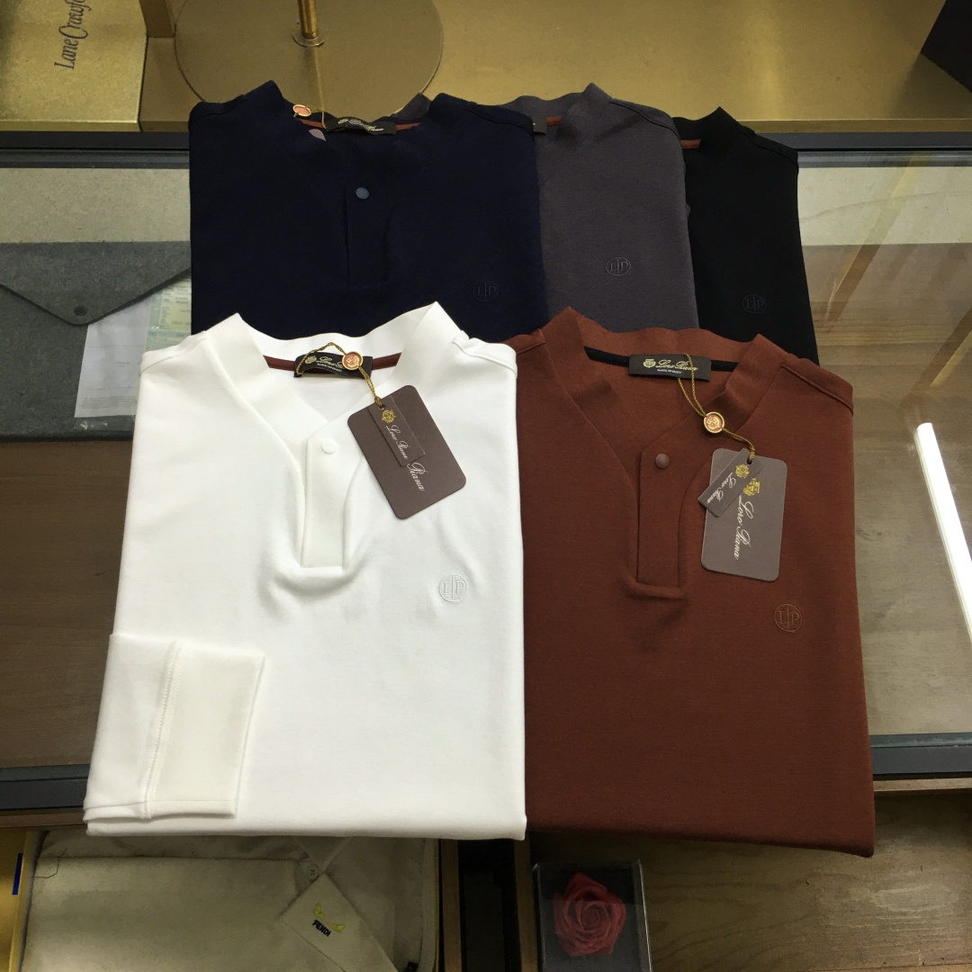 NO:606543,The new counter product 'LP' 5 colors 2025 autumn and winter latest embroidered men's selection [acetate cashmere series] fine woolen sweater, the whole garment is knitted with plain knitting method, it looks very full and exquisite when worn on the body, the simple high-end style is particularly subtle and restrained, elegant and elegant; the color is full, the brand identity is very high, there are highlights, details and quality, ceiling-level luxury products!  The fabric is made of top-quality Tencel wool. It feels tight and elastic, delicate and soft, comfortable and skin-friendly. The upper body has a particularly good three-dimensional effect. It doesn't feel prickly when worn close to the body. The drape is also great. It won't pill or deform after long-term wear and washing. A must-have item for successful people!  Size M-3XL (48-56) .,,loro piana,sweaters,alexander wang19860909专柜新品《LP》5色 2025秋冬最新绣男士精选【醋酸羊绒系列】细羊毛衣,整衣采用平纹针织法,穿在身上看,非常饱满精致,简约高端风格显得格外含蓄内敛, 斯文雅致；色泽饱满,品牌标识度极高,有亮点有细节有品质,天花板级的顶奢尚品！面料顶级优质天丝羊毛质地,手感紧密高弹,细腻柔软,舒适亲肤,上身立体感特别好,贴身穿着也毫无扎感,垂坠感也超赞,久穿久洗不起球不变形. 成功人士必备单品！ 尺码M-3XL（48-56） .,,loro piana,sweaters,alexander wang,Men's clothing