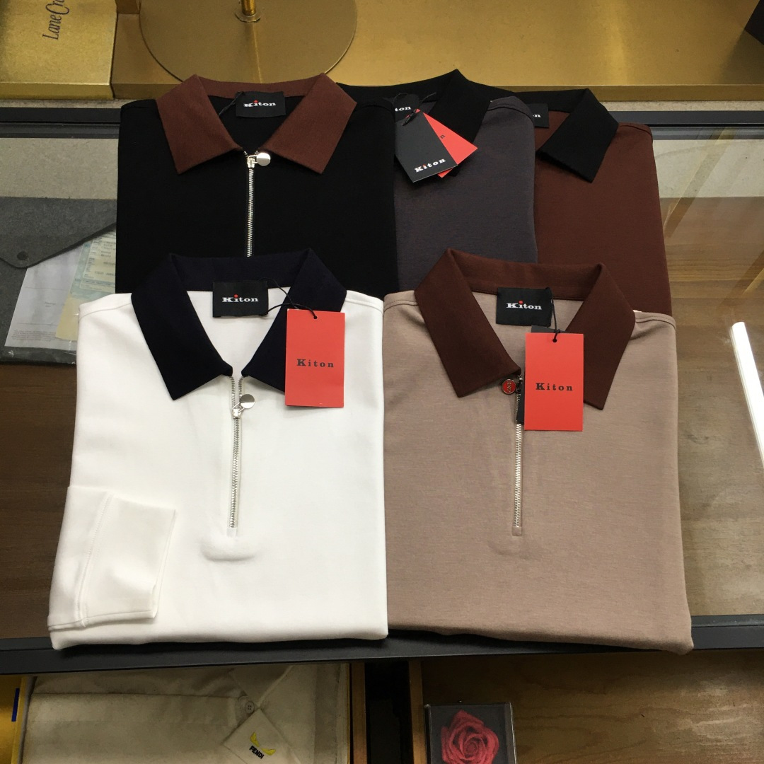 NO:606537,New products at the counter [KITON] 25FW new autumn and winter top-quality cashmere Tencel blend contrasting lapel long Tee, men's red zipper placket three-dimensional offset logo casual long-sleeved Polo shirt!  Trading company channels are rare and available on the official website simultaneously!  Kiton's new autumn and winter Polo shirts, with their unique charm and excellent quality, attract the attention of countless people who pursue exquisite life!  Wearing it feels like embarking on a journey of luxury and fashion, starting a wonderful life of your own!   This Polo shirt is made of imported cashmere and Tencel blended fabric. The perfect fusion of cashmere and Tencel creates a unique touch of this fabric. It is as soft and waxy as clouds touching the skin, and is so delicate that you can feel the gentle embrace of every fiber!  At the same time, it also takes into account the crisp and drapey feel. Even if you wear it all day long, it will always maintain a perfect shape without any wrinkles or deformation!  The contrasting color lapel design is undoubtedly one of its highlights. The designer cleverly used the contrast and collision of colors to splice two different colors of fabrics together, forming a distinct and unique visual effect!  This contrasting color design is not only fashionable, but can also inadvertently show a youthful vitality and have the effect of reducing age. The red pendant zipper opening and closing at the placket is like the twinkling stars in the night sky, attracting people's attention!  It not only adds a bright color to the overall shape, but also highlights the brand's unique personality in details!  The three-dimensional offset printed logo on the sleeve arms echoes with the red pendant zipper on the placket, forming a harmonious and unified aesthetic. It is not only a symbol of the brand, but also a representative of quality and identity, making you stand out from the crowd and become the center of attention!  The fit-fitting cut is not a design that is too tight or loose, but is carefully cut to fit the curves of the human body, which can show the wearer's figure advantages without giving people a sense of restraint!  Ivory white/oatmeal/chocolate/dark gray/dark night black, five colors available!  Size 48-56 Size 48 has shoulder width 43cm - chest 100cm - dress length 64cm - sleeve length 59cm Size 50 has shoulder width 44cm - chest 104cm - dress length 66cm - sleeve length 60cm Size 52 has shoulder width 45cm - chest 108cm - dress length 68cm - sleeve length 61cm  Size 54 has shoulder width 46cm - bust 112cm - dress length 70cm - sleeve length 62cm. Size 56 has shoulder width 48cm - chest 116cm - dress length 72cm - sleeve length 63cm. Size recommendation (standard version). Height 174-140 catties, try on size 50!  Boys weighing less than 130 pounds should choose size 48, 130-142 pounds should choose size 50, 142-154 pounds should choose size 52, 154-166 pounds should choose size 54, and 166-180 pounds should choose size 56!  ,,alexander wang19860909专柜新品【KITON】 25FW秋冬新款顶级山羊绒天丝混纺撞色翻领长Tee,男士红色拉链门襟立体胶印标识休闲长袖Polo衫！贸易公司渠道稀出,同步官网发售！Kiton秋冬季新品Polo衫以其独特的魅力与卓越的品质,吸引着无数追求精致生活人士的目光！穿上它就仿佛踏上了一场奢华与时尚的旅程,开启了一段属于自己的精彩人生！  这款Polo衫采用客供进口山羊绒天丝混纺面料,山羊绒与天丝的完美融合,造就了这款面料独一无二的触感,软糯得如同云朵轻触肌肤,细腻得仿佛能感受到每一丝纤维的温柔拥抱！同时它还兼顾了挺括垂顺感,即便穿上一整天都能始终保持完美的形态,不会出现丝毫的褶皱或变形！撞色翻领设计无疑是它的一大亮点,设计师巧妙地运用了色彩的对比与碰撞,将两种不同颜色的面料拼接在一起,形成了鲜明而独特的视觉效果！这种撞色设计不仅时髦感十足,还能在不经意间展现出一种青春活力,起到减龄的效果 门襟处的红色吊坠拉链开合,如同夜空中闪烁的星辰,吸引着人们的目光！它不仅为整体造型增添了一抹亮丽的色彩,更在细节处彰显出品牌的独特个性！而袖臂上的立体胶印标识,与门襟的红色吊坠拉链相互呼应,形成了一种和谐而统一的美感,不仅是品牌的象征,更是品质与身份的代表,让你在人群中脱颖而出,成为众人瞩目的焦点！合身版型裁剪,并非那种过于紧身或宽松的设计,而是经过精心裁剪,贴合人体曲线,既能够展现出穿着者的身材优势,又不会给人带来束缚感！象牙白/燕麦色/巧克力/深灰/暗夜黑,五色入！尺码48-56 48码肩宽43cm-胸围100cm-衣长64cm-袖长59cm 50码肩宽44cm-胸围104cm-衣长66cm-袖长60cm 52码肩宽45cm-胸围108cm-衣长68cm-袖长61cm 54码肩宽46cm-胸围112cm-衣长70cm-袖长62cm 56码肩宽48cm-胸围116cm-衣长72cm-袖长63cm 尺码推荐（标准版型） 身高174-140斤,试穿50码合适！ 男生体重130斤以内选择48码,130-142斤选择50码,142-154斤选择52码,154-166斤选择54码,166-180斤选择56码！,,alexander wang,Men's clothing