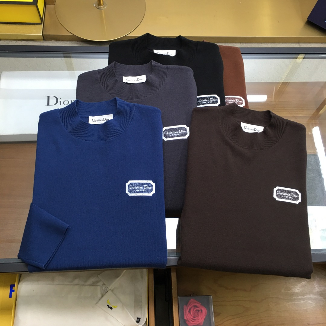 NO:597615,High-end sweater 'Dio..r..' is available next day. The latest autumn and winter men's half-turtleneck sweater with embroidered logo. The whole sweater is made of pineapple knitting method. It looks very full and delicate when worn on the body. The simple high-end style looks particularly subtle and restrained.  Elegant and elegant; the iconic embroidered logo on the chest brings a strong visual effect. It is matched with exquisite 3D three-dimensional embroidery technology. It is concave and convex, full and stylish. It has a high degree of brand identity, bright spots, details and quality. It is a ceiling-level luxury product!  The fabric is 48 merino wool and other high-quality materials. It feels tight and elastic, delicate and soft, comfortable and skin-friendly. The upper body has a particularly good three-dimensional sense. There is no sense of binding when worn close to the body. The drape is also great. It does not pill and deform after long-term wear and washing. Sizes M-3XL (the model is 172 cm and 148 pounds, and the size L is suitable when trying on it. 3xl can wear 195-200 pounds)  5 colors: black, grey, burgundy, caramel, blue., dior, sweaters, alexander wang19860909高端毛衣《Dio..r..》隔天货 秋冬最新绣标logo男士半高领毛衣,整衣采用菠萝针织法,穿在身上看,非常饱满精致,简约高端风格显得格外含蓄内敛, 斯文雅致；胸前标志性刺绣logo徽标,带来强烈的视觉效果,搭配精致3D立体刺绣工艺,凹凸有致,饱满有型,品牌标识度极高,有亮点有细节有品质,天花板级的顶奢尚品！面料48美丽诺羊毛优质其他,手感紧密高弹,细腻柔软,舒适亲肤,上身立体感特别好,贴身穿着也毫无扎感,垂坠感也超赞,久穿久洗不起球不变形. 尺码M-3XL（模特172厘米148斤试穿L码合适,3xl能穿195-200斤） 5个颜色黑色,灰色,酒红,焦糖色,蓝色.,,dior,sweaters,alexander wang,Men's clothing