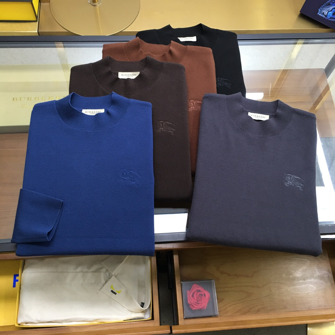 NO:597613,High-end sweater 'Burber..y..' is available next day. The latest autumn and winter men's half-turtleneck sweater with embroidered logo. The whole sweater is made of pineapple knitting method. It looks very full and delicate when worn on the body. The simple high-end style looks particularly subtle and restrained.  Elegant and elegant; the iconic embroidered logo on the chest brings a strong visual effect. It is matched with exquisite 3D three-dimensional embroidery technology. It is concave and convex, full and stylish. It has a high degree of brand identity, bright spots, details and quality. It is a ceiling-level luxury product!  The fabric is 48 merino wool and other high-quality materials. It feels tight and elastic, delicate and soft, comfortable and skin-friendly. The upper body has a particularly good three-dimensional sense. There is no sense of binding when worn close to the body. The drape is also great. It does not pill and deform after long-term wear and washing. Sizes M-3XL (the model is 172 cm and 148 pounds, and the size L is suitable when trying on it. 3xl can wear 195-200 pounds)  5 colors: black, gray, burgundy, caramel, blue.,,burberry,sweaters,alexander wang19860909高端毛衣《Burber..y..》隔天货 秋冬最新绣标logo男士半高领毛衣,整衣采用菠萝针织法,穿在身上看,非常饱满精致,简约高端风格显得格外含蓄内敛, 斯文雅致；胸前标志性刺绣logo徽标,带来强烈的视觉效果,搭配精致3D立体刺绣工艺,凹凸有致,饱满有型,品牌标识度极高,有亮点有细节有品质,天花板级的顶奢尚品！面料48美丽诺羊毛优质其他,手感紧密高弹,细腻柔软,舒适亲肤,上身立体感特别好,贴身穿着也毫无扎感,垂坠感也超赞,久穿久洗不起球不变形. 尺码M-3XL（模特172厘米148斤试穿L码合适,3xl能穿195-200斤） 5个颜色黑色,灰色,酒红,焦糖色,蓝色.,,burberry,sweaters,alexander wang,Men's clothing