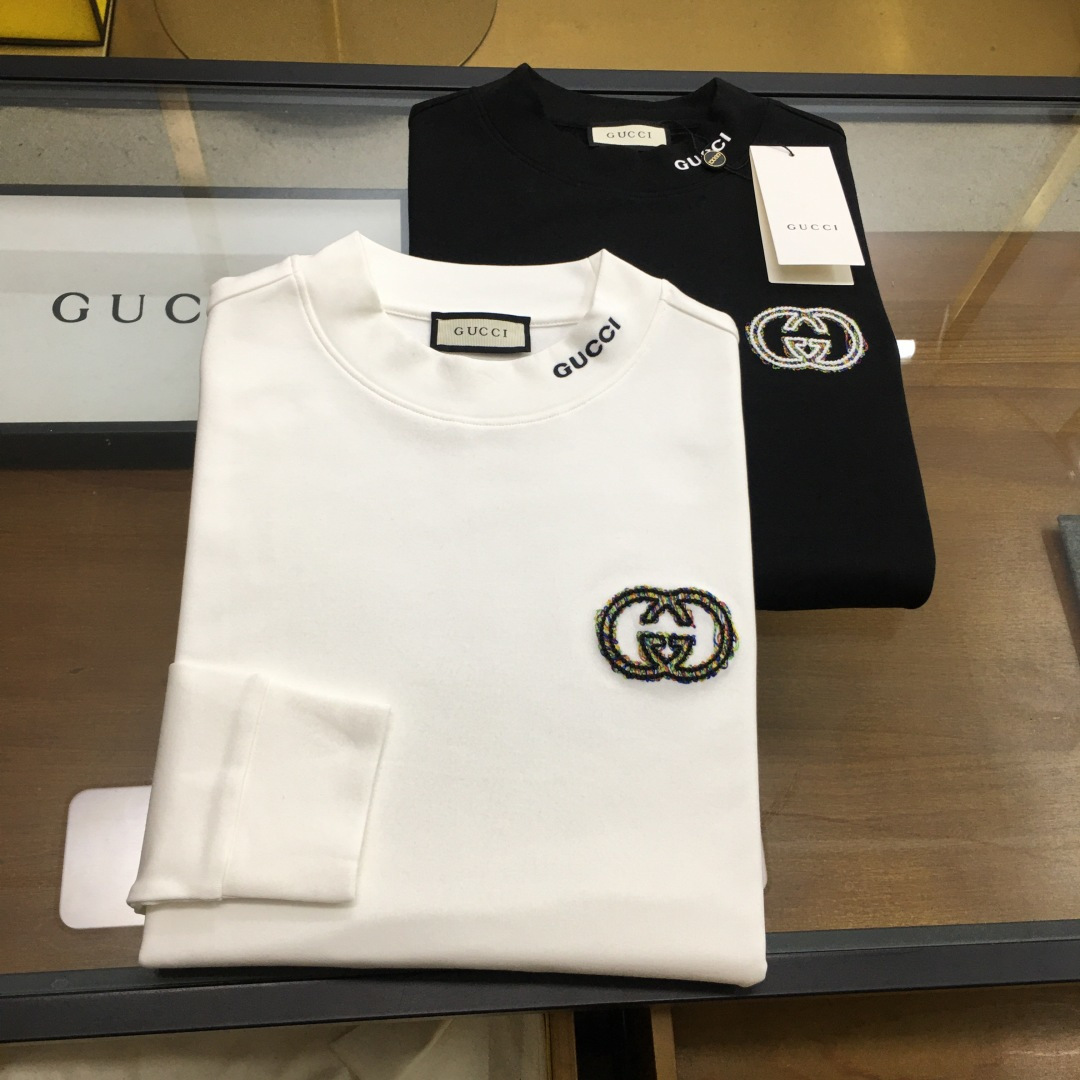 NO:691382,New product 'Gu.ci...' Half turtleneck long-sleeved bottoming shirt New product for autumn and winter!  High-end ready-to-wear series, fashionable, light luxury, classic and fashionable round neck long-sleeved bottoming shirt, selected from high-quality 74.9 polyester fiber, 5.3 sheep wool, 19.8 viscose fiber blended custom fabrics, exquisitely embroidered logo in contrasting colors on the chest, the iconic brand uses contrasting colors for three-dimensional embroidery, black white M-3XL..,,19860909新品《Gu.ci...》 半高领长袖打底衫 秋冬季节新品！高端成衣系列时尚轻奢经典时尚圆领长袖打底衫,甄选优质74.9聚酯纤维、5.3绵羊毛,19.8粘纤混纺定制面料,胸前撞色精美刺绣Logo徽标,标志性品牌使用撞色进行立体刺绣立体 黑色 白色 M-3XL..,,,Men's clothing