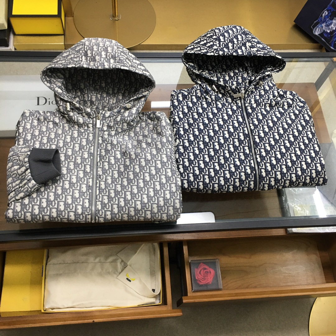 NO:656569,New jacket 'Dio.r*' 25 autumn and winter top hooded windbreaker jacket, order from trading company channel, the style is classic, fashionable and stylish, both beautiful and practical!  The chest is designed with red logo pockets, and the hardware buttons and zipper pulls are engraved with brand patterns. The shape and color control are perfect, and the wearing effect is more capable and handsome!  Size M-XXXL,,dior,jackets & coats,jackets & coats,hats,alexander wang19860909新品夹克《Dio.r*》 25秋冬顶级连帽风衣外套 贸易公司渠道订单,款式更是经典时尚有型,美貌与实用兼备！胸前红色标饰口袋设计,五金纽扣拉链头刻有品牌图案,型色把控非常完美 穿着效果更显干练帅气 ！ 尺码M-XXXL,,dior,jackets & coats,jackets & coats,hats,alexander wang,Men's clothing