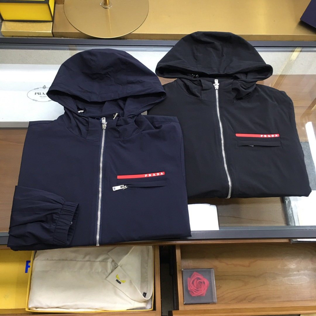 NO:656573,New jacket 'PRAD*' 25 autumn and winter top hooded windbreaker jacket, order from trading company channel, the style is classic, fashionable and stylish, both beautiful and practical!  The chest is designed with red logo pockets, and the hardware buttons and zipper pulls are engraved with brand patterns. The shape and color control are perfect, and the wearing effect is more capable and handsome!  Size M-XXXL,,prada,jackets & coats,jackets & coats,hats,alexander wang19860909新品夹克《PRAD*》 25秋冬顶级连帽风衣外套 贸易公司渠道订单,款式更是经典时尚有型,美貌与实用兼备！胸前红色标饰口袋设计,五金纽扣拉链头刻有品牌图案,型色把控非常完美 穿着效果更显干练帅气 ！ 尺码M-XXXL,,prada,jackets & coats,jackets & coats,hats,alexander wang,Men's clothing