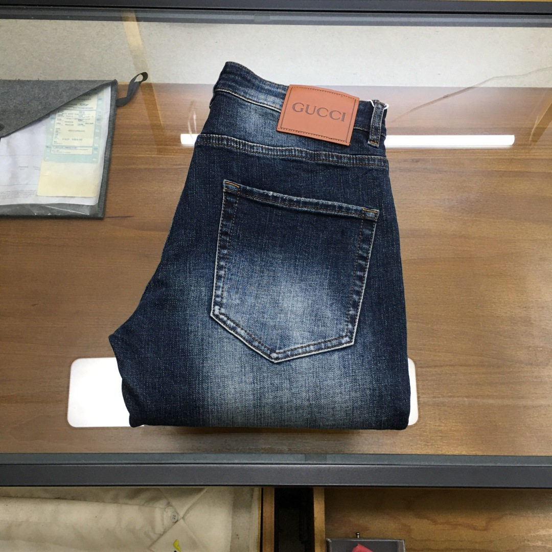 NO:597596,New denim 'Guc.i...' SS autumn and winter new men's denim trousers, worsted custom-made high-end quality, stretch denim denim cotton denim trousers, custom-woven pure cotton quality fabrics, the texture of the trousers brings elasticity without any sense of restraint, making your daily wear more comfortable and strong, and the smooth and wrinkle-resistant fabric remains smooth and traceless at all times, silently guarding your elegance.  It is sold on the leading official website. It is no different from the original version at the counter. The fabric is slightly stretchy and the shape is slim and straight, showing off the long-legged oppa. It is simply a must-have item for everyone!  The perfectly wide waistband and well-cut pockets are all made of buttons engraved with the brand's logo!  Highlighting the charming charm of the brand itself and the fashionable taste of luxury and elegance, the back pocket is made with a lot of effort and no expense, and the heavy embroidery of the H family's exclusive icon is created with a level of sophistication that would amaze even the craftsmen of ten years!  The details are all low-key and luxurious. The garments are of high quality, exquisite and stylish, and are made by high-standard manufacturers with perfect details!  ~ All details reproduce the unique and exquisite design!  !  !  Size29 30 31 32 33 34 36 38 (new product),,gucci,alexander wang19860909新品牛仔 《Guc.i...》 SS秋冬新款男士牛仔长裤,精纺定做高端品质,弹力丹宁牛仔棉质牛仔长裤,定织纯棉品质面料,裤身肌理感带来弹力毫无束缚感,让你日常穿着更加舒适矫健,顺滑不易褶皱的面料时刻保持平整无痕,默默守护着你的优雅. 领先官网发售..与专柜原版毫无区别,面料略带弹力,版型修身挺括尽显长腿欧巴,简直是人手必备单品！ 宽度恰到好处的腰头跟精心裁剪的口袋,均采用刻有品牌logo纽扣！彰显品牌自身的迷人魅力和高奢雅艺的时尚品味,后片口袋更是消耗大量精力不惜血本,重工刺绣H家专属图标打造出,精致程度令十年手工师傅都惊叹的！细节之处尽显低调奢华.成衣品质感高级,精致有型、 细节满分的大厂高规格制作！~ 种种细节都再现独特的精美设计！！！ Size29 30 31 32 33 34 36 38（新品）,,gucci,alexander wang,Men's clothing